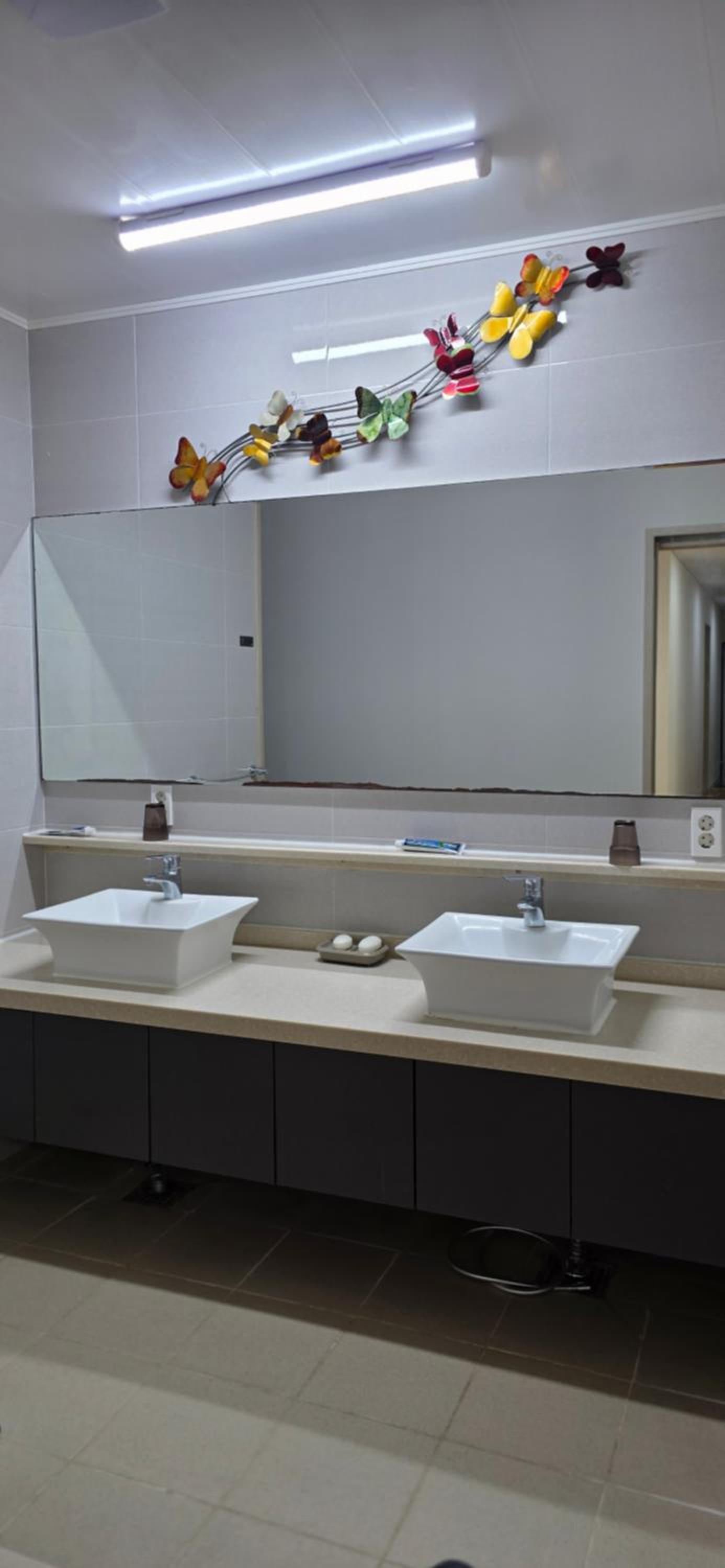 Five-Bedroom House - Photo 2