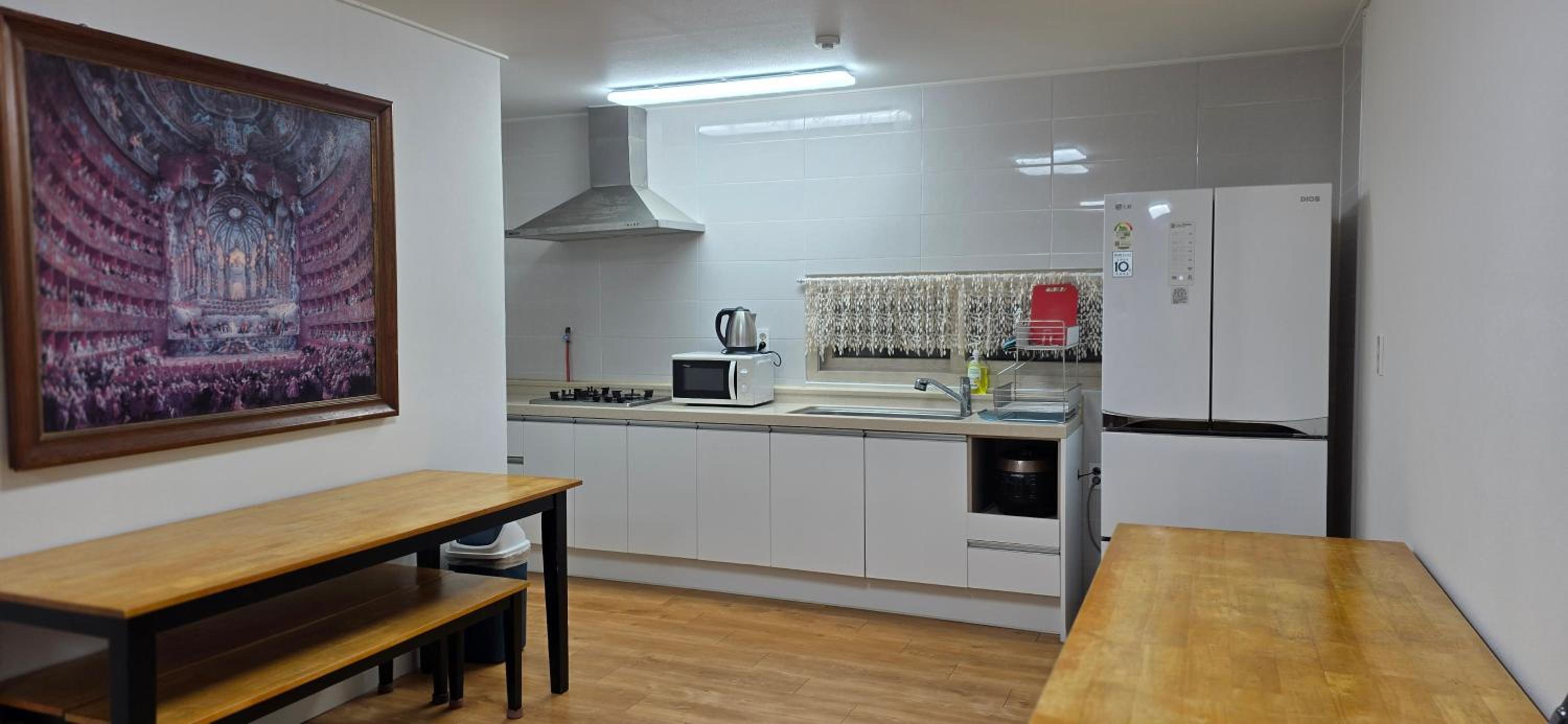 Five-Bedroom House - Photo 4