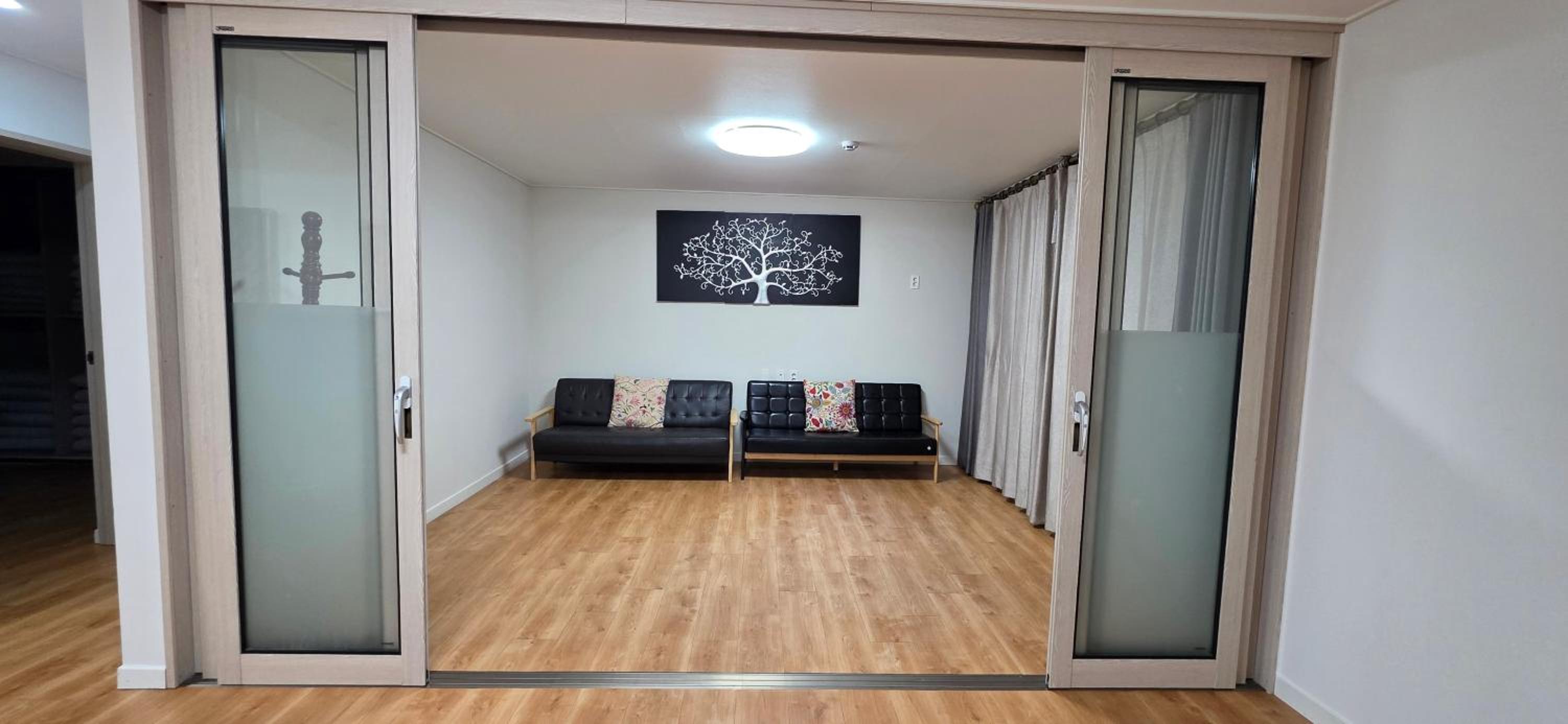 Five-Bedroom House - Photo 6
