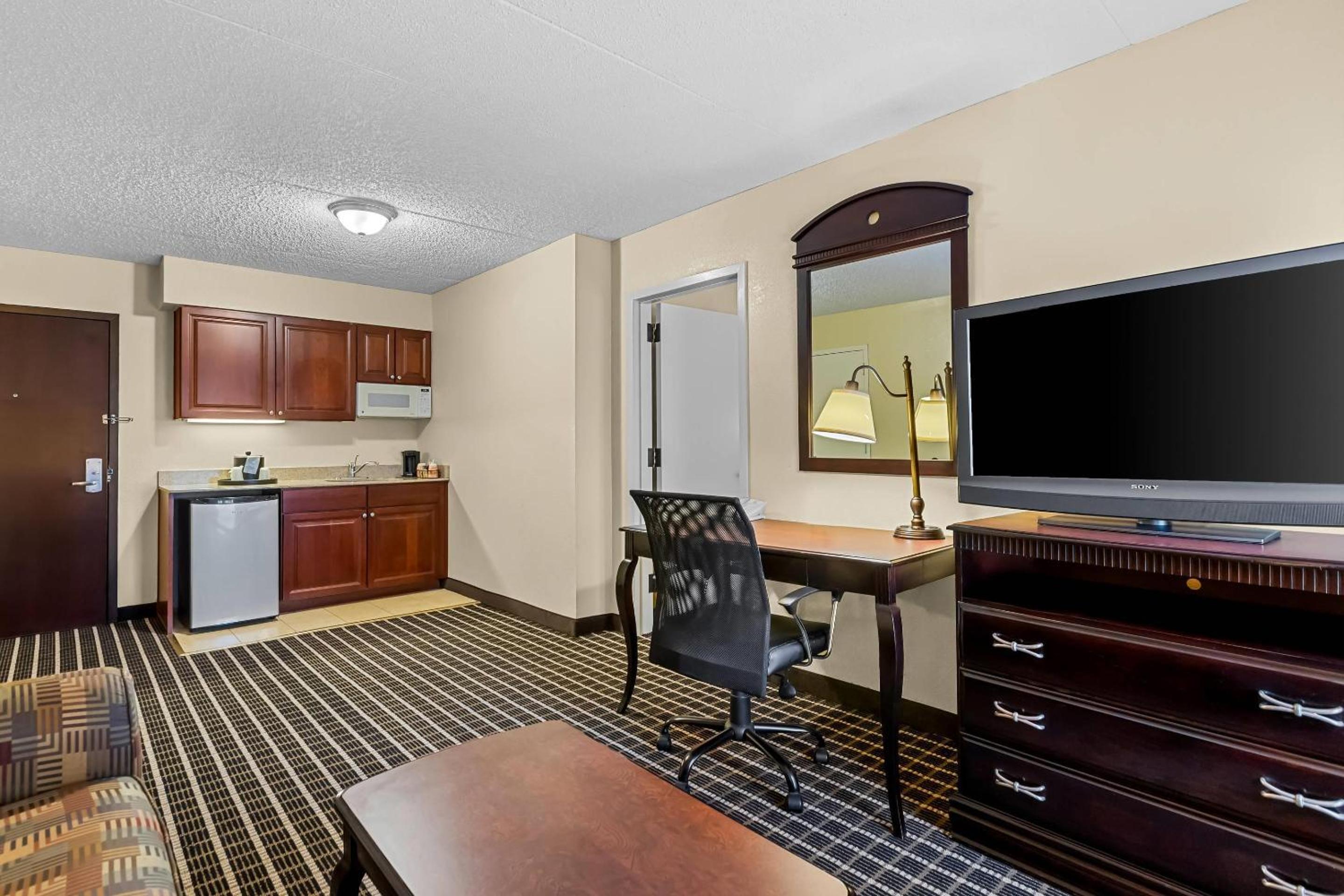 King Suite upgrade with Roll in Shower - Accessible/Non-Smoking photo 3