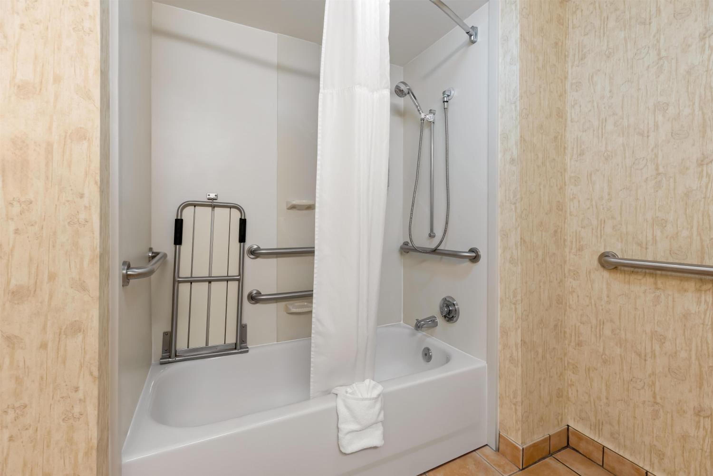 Queen Room with Two Queen Beds - Mobility Access/Non-Smoking - Photo 3