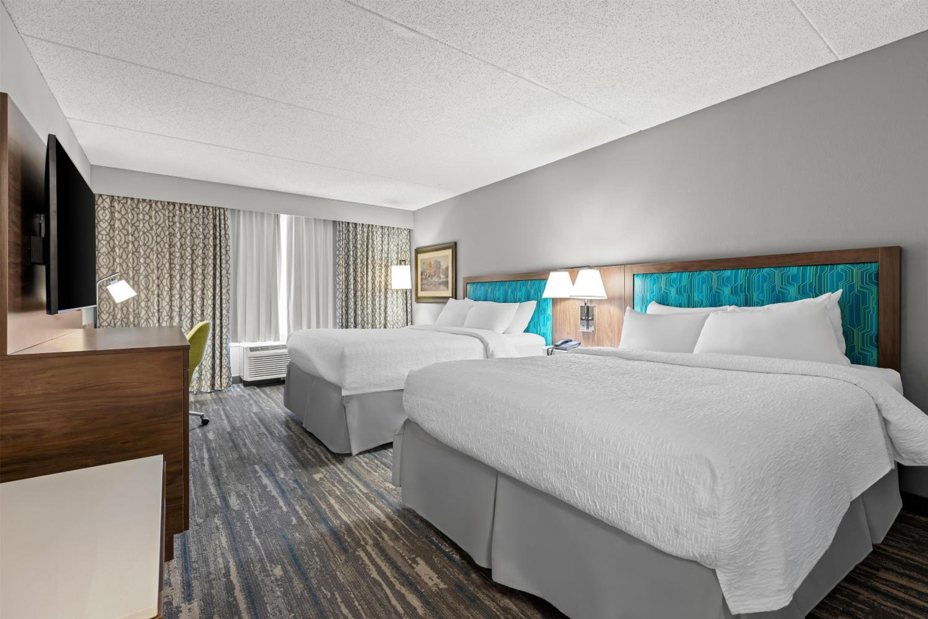 Room with Two Queen Beds - Non-Smoking - Photo 3