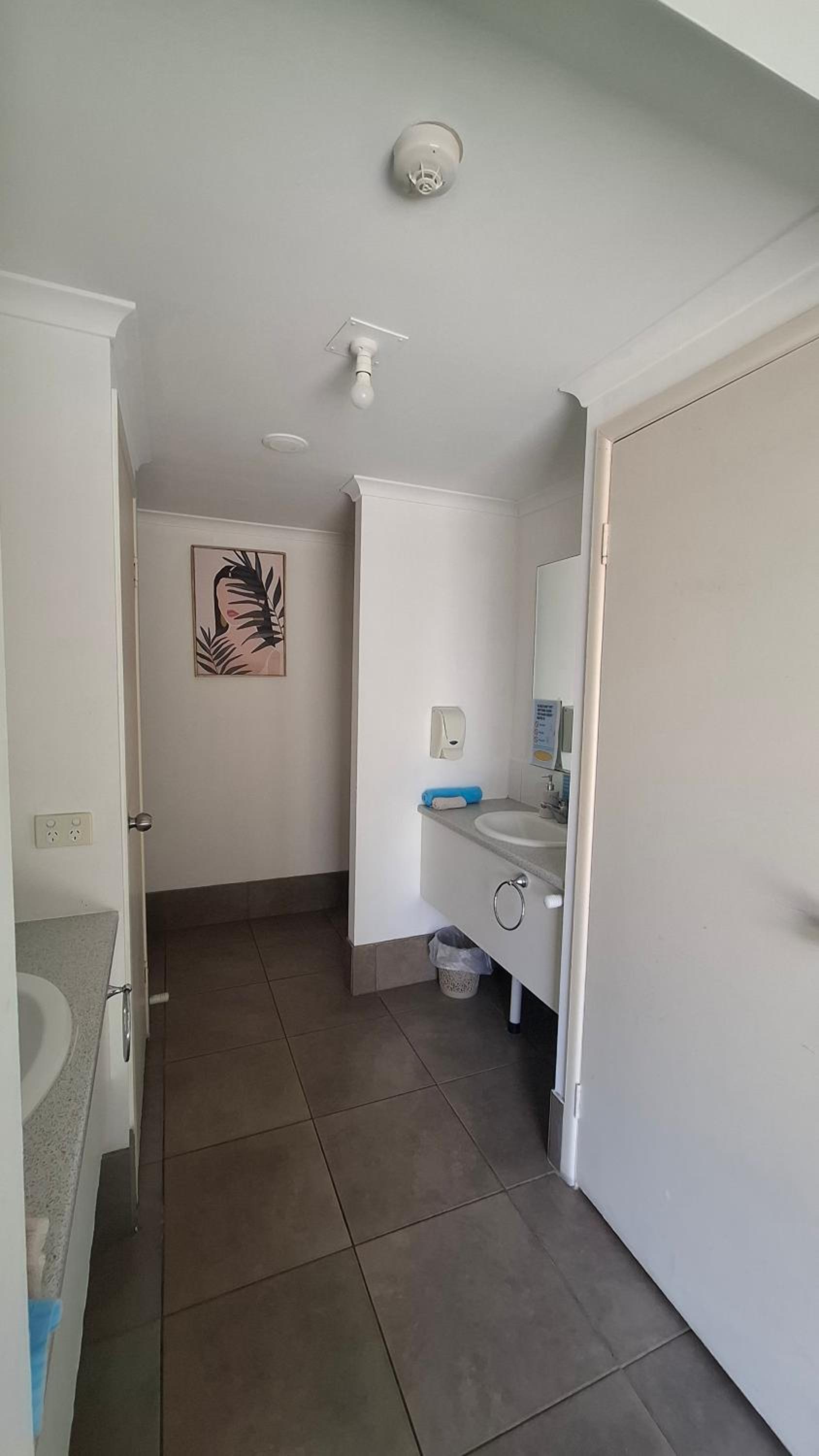 Standard Double Room with Shared Bathroom - Photo 3