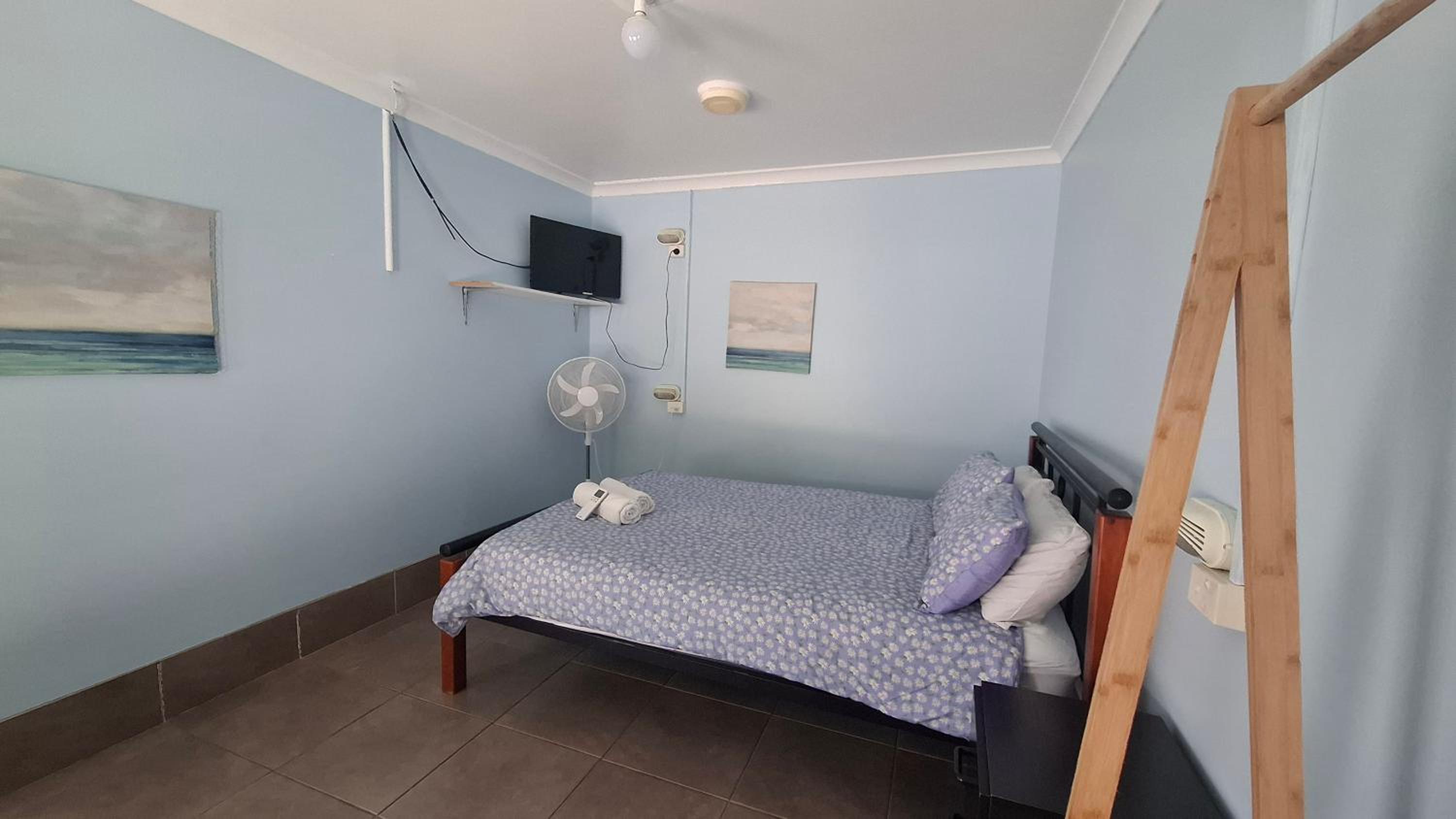 Standard Double Room with Shared Bathroom - Photo 4