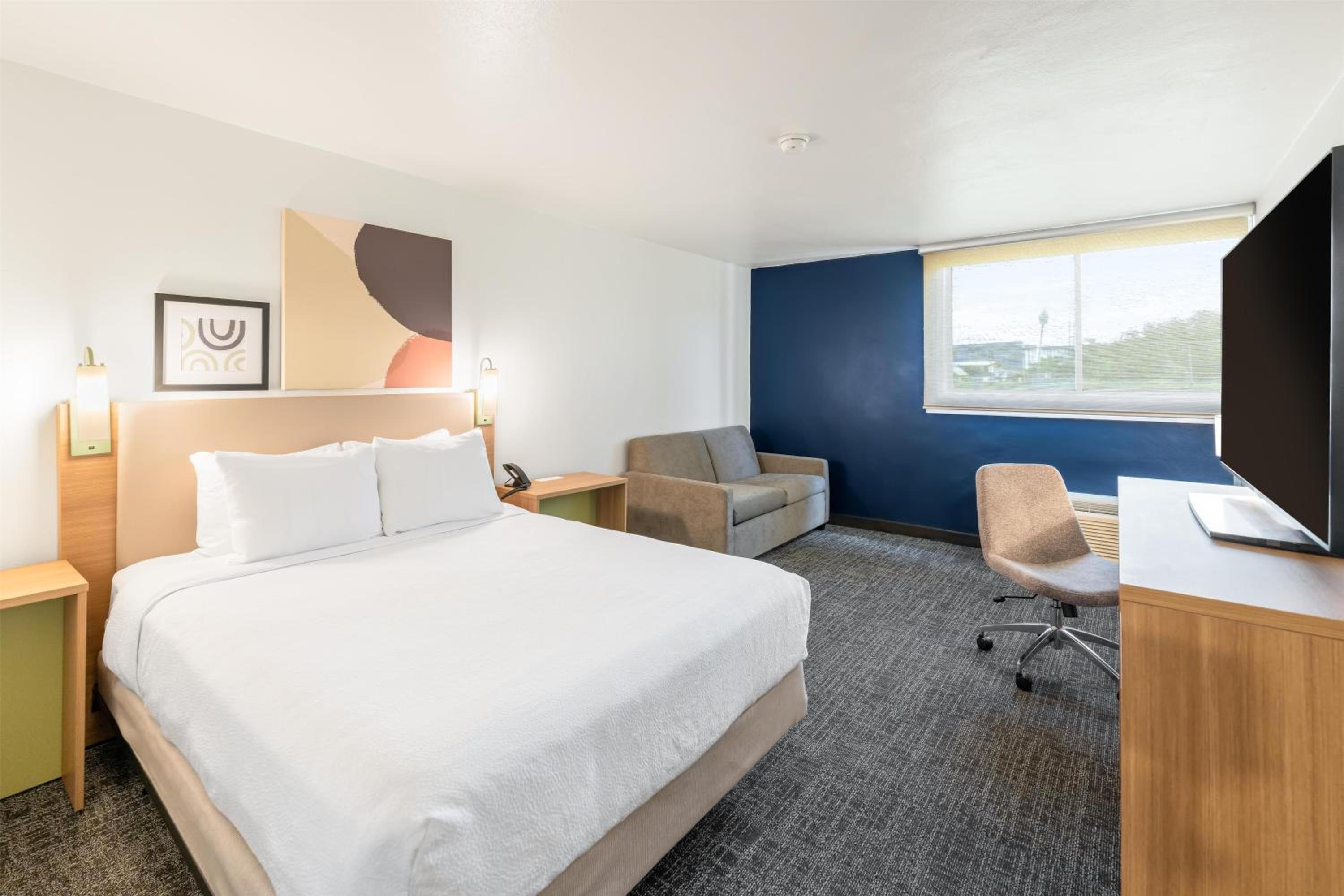 Queen Room with Sofa Bed and Bathtub - Mobility Access - Photo 1
