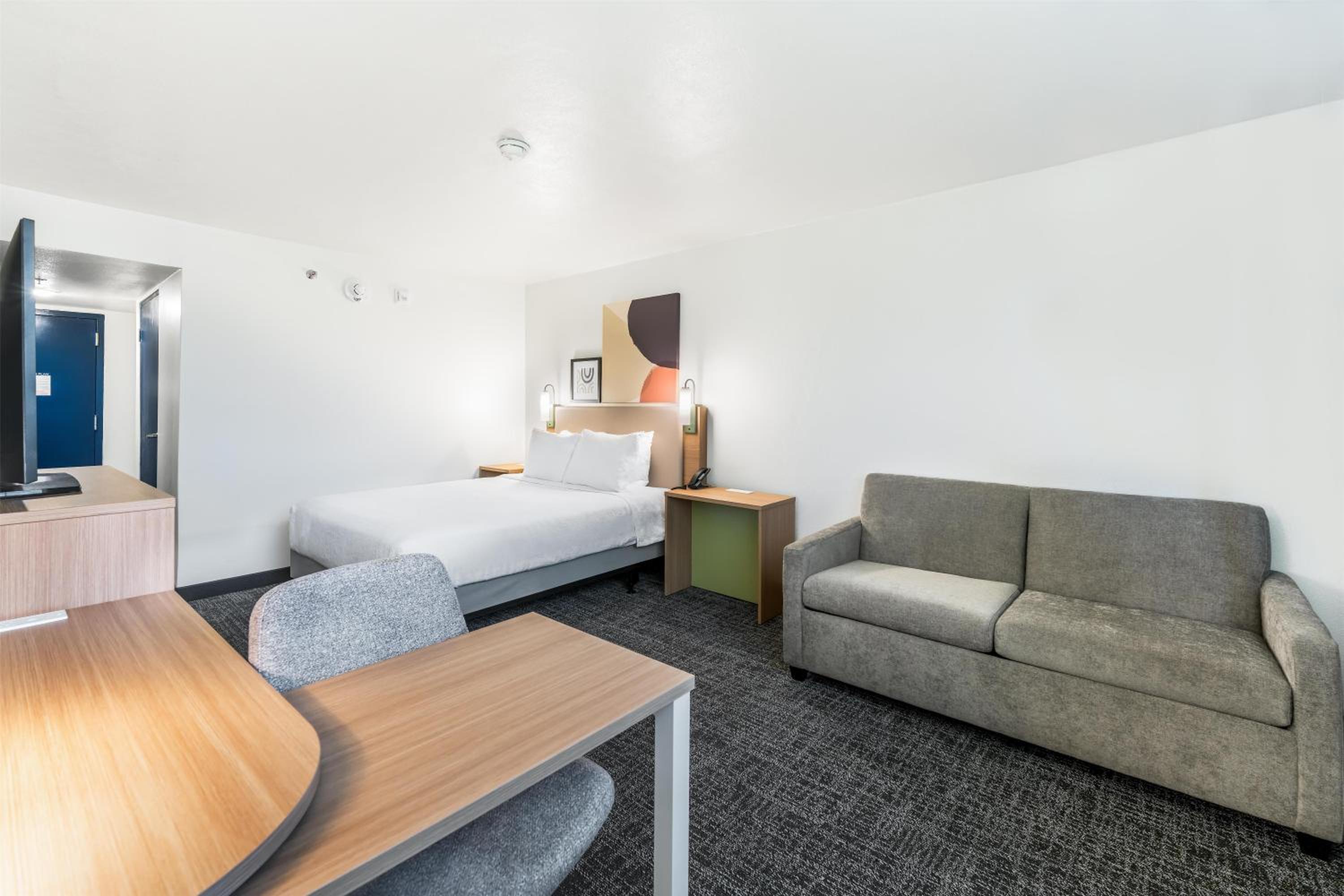 Queen Room with Sofa Bed and Roll-In Shower - Mobility Access - Photo 2