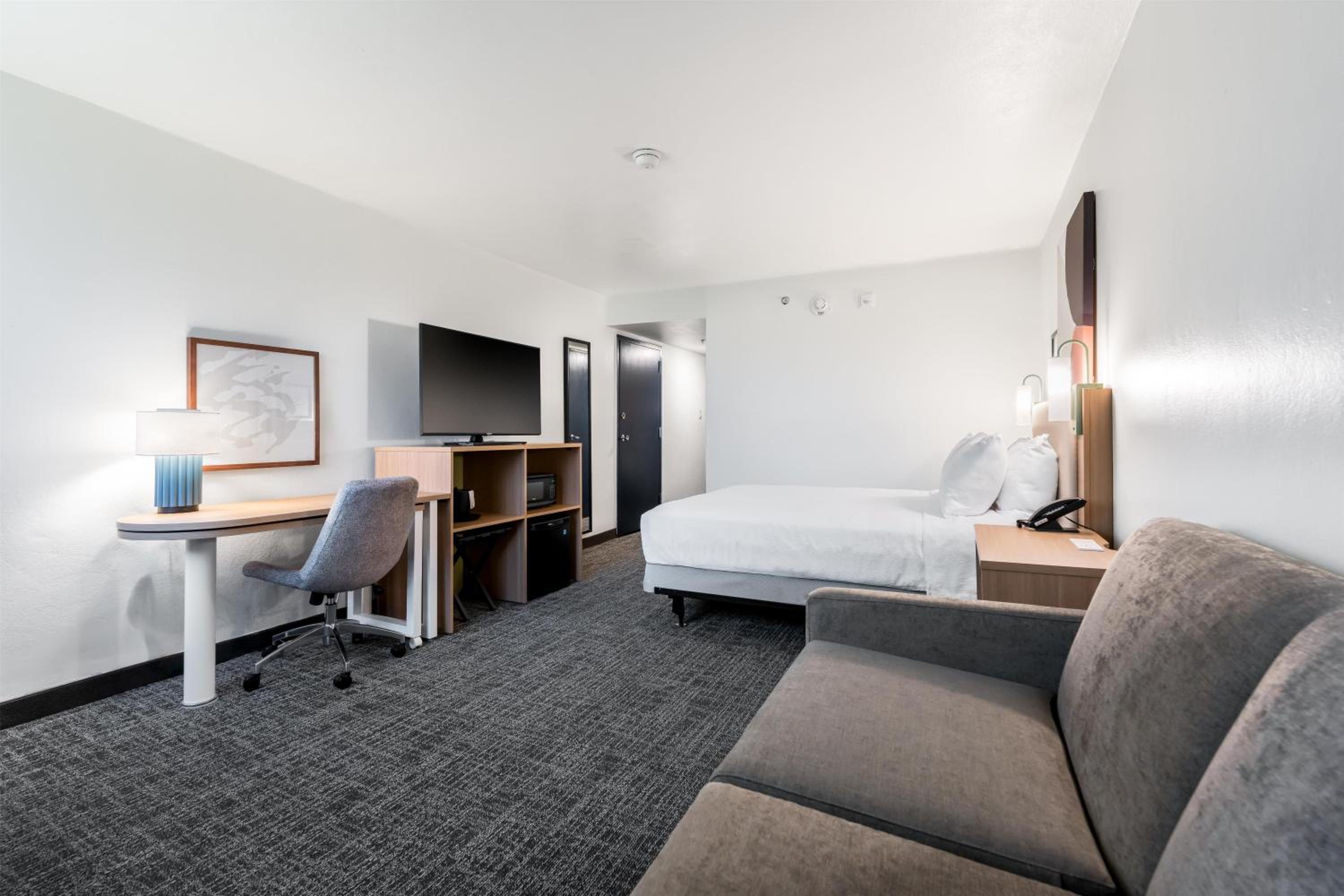 Queen Room with Sofa Bed and Bathtub - Mobility Access - Photo 4