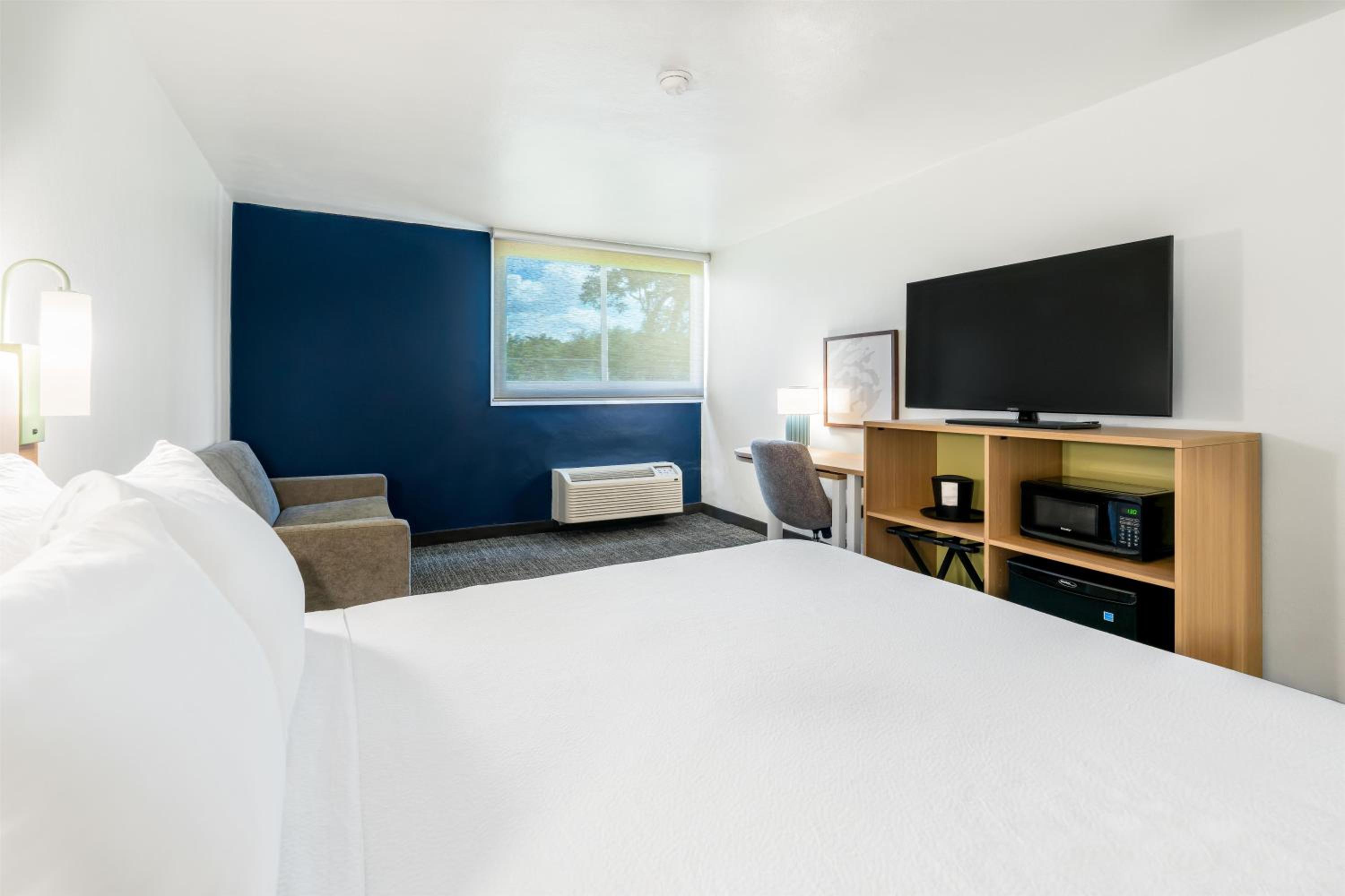 King Room with Sofa Bed - Non-Smoking - Photo 3