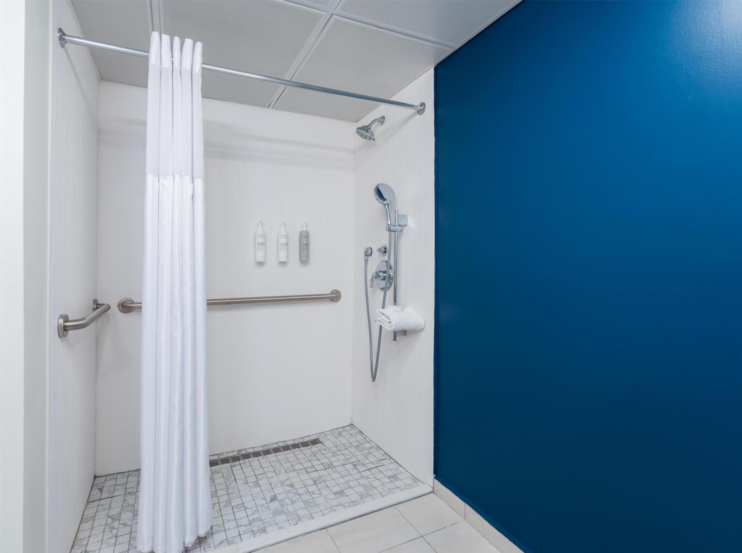 Queen Room with Sofa Bed and Roll-In Shower - Mobility Access - Photo 7