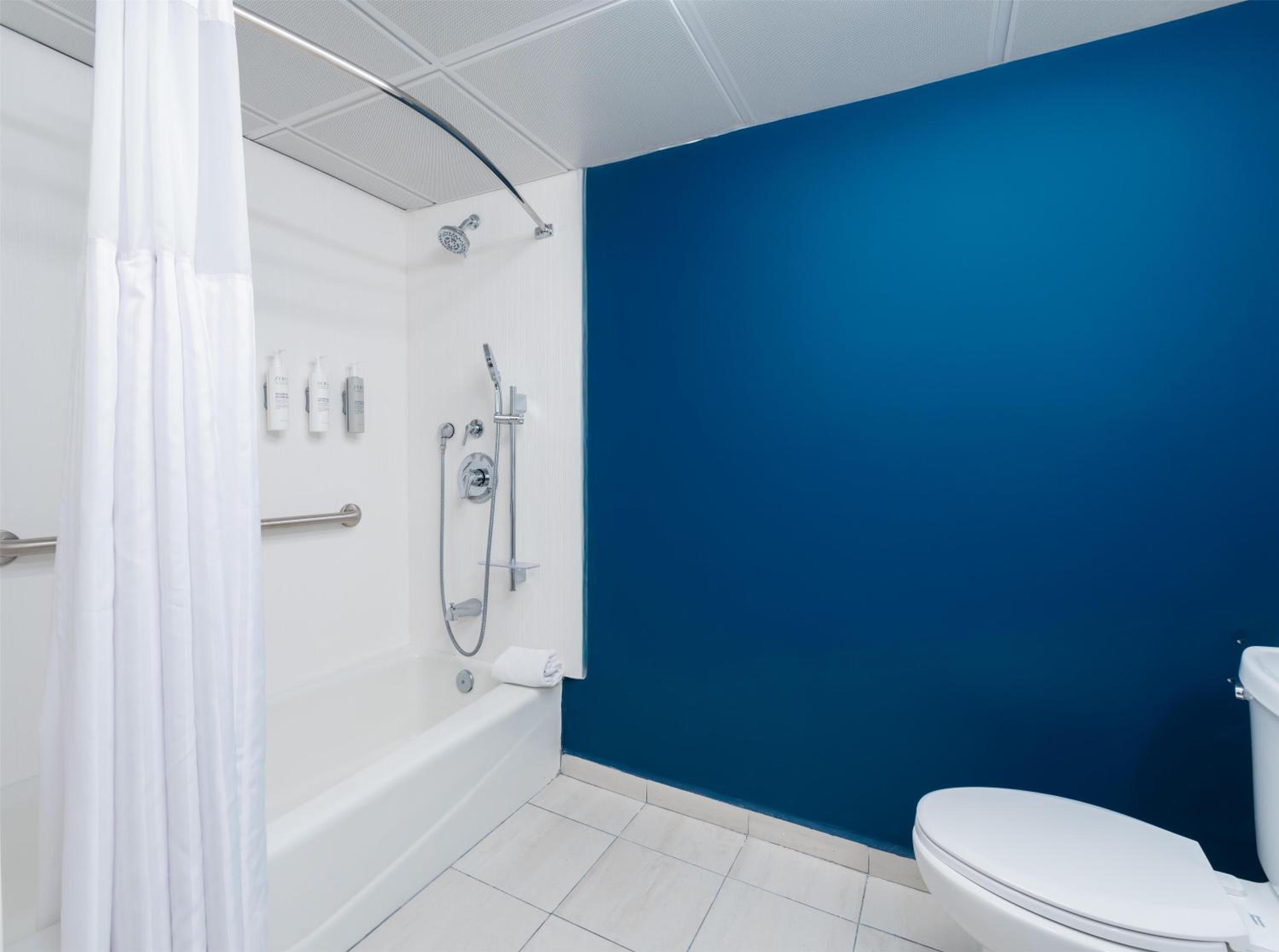 Queen Room with Sofa Bed and Bathtub - Mobility Access - Photo 5