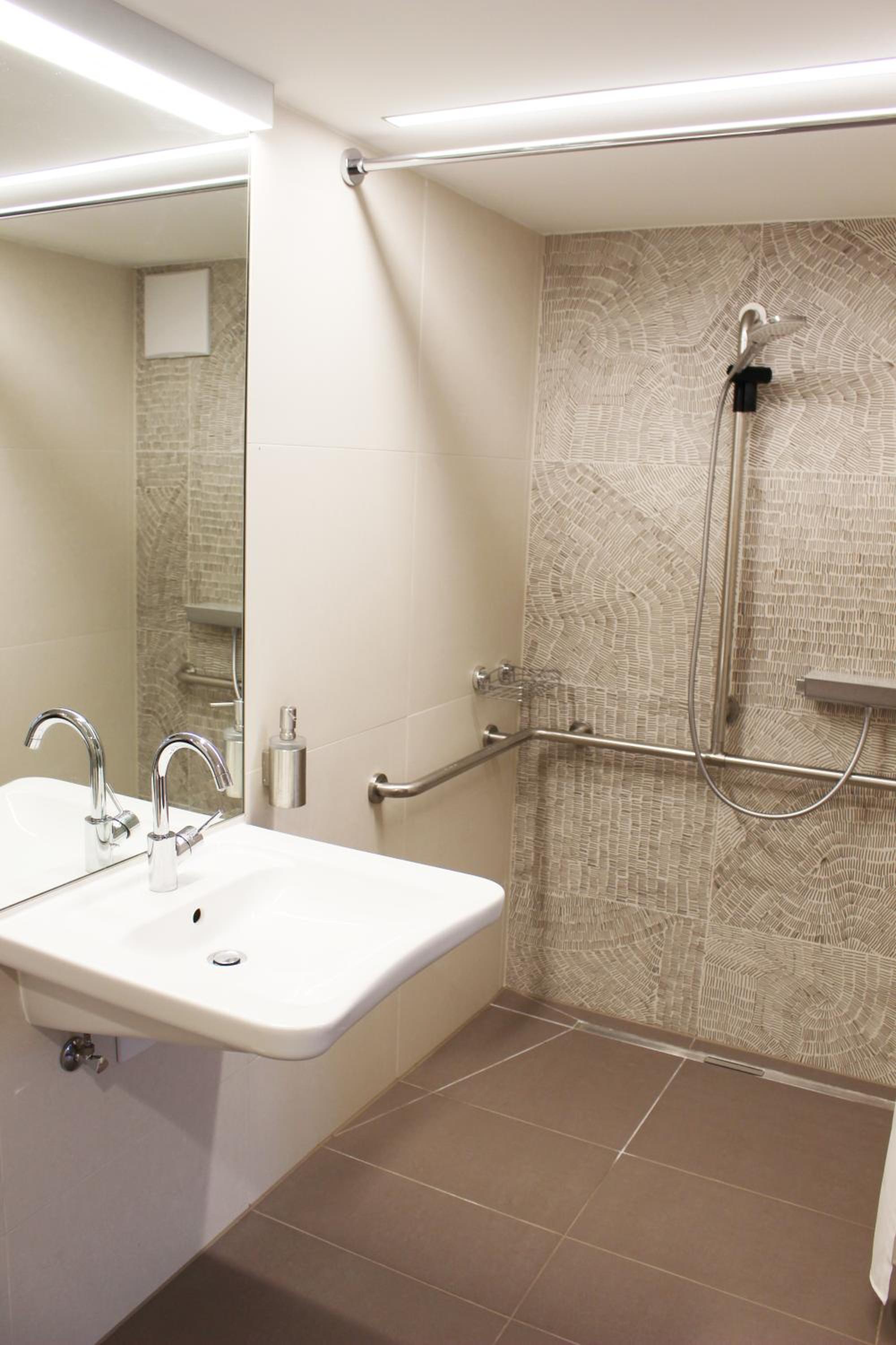 Double Room - Disability Access photo 3