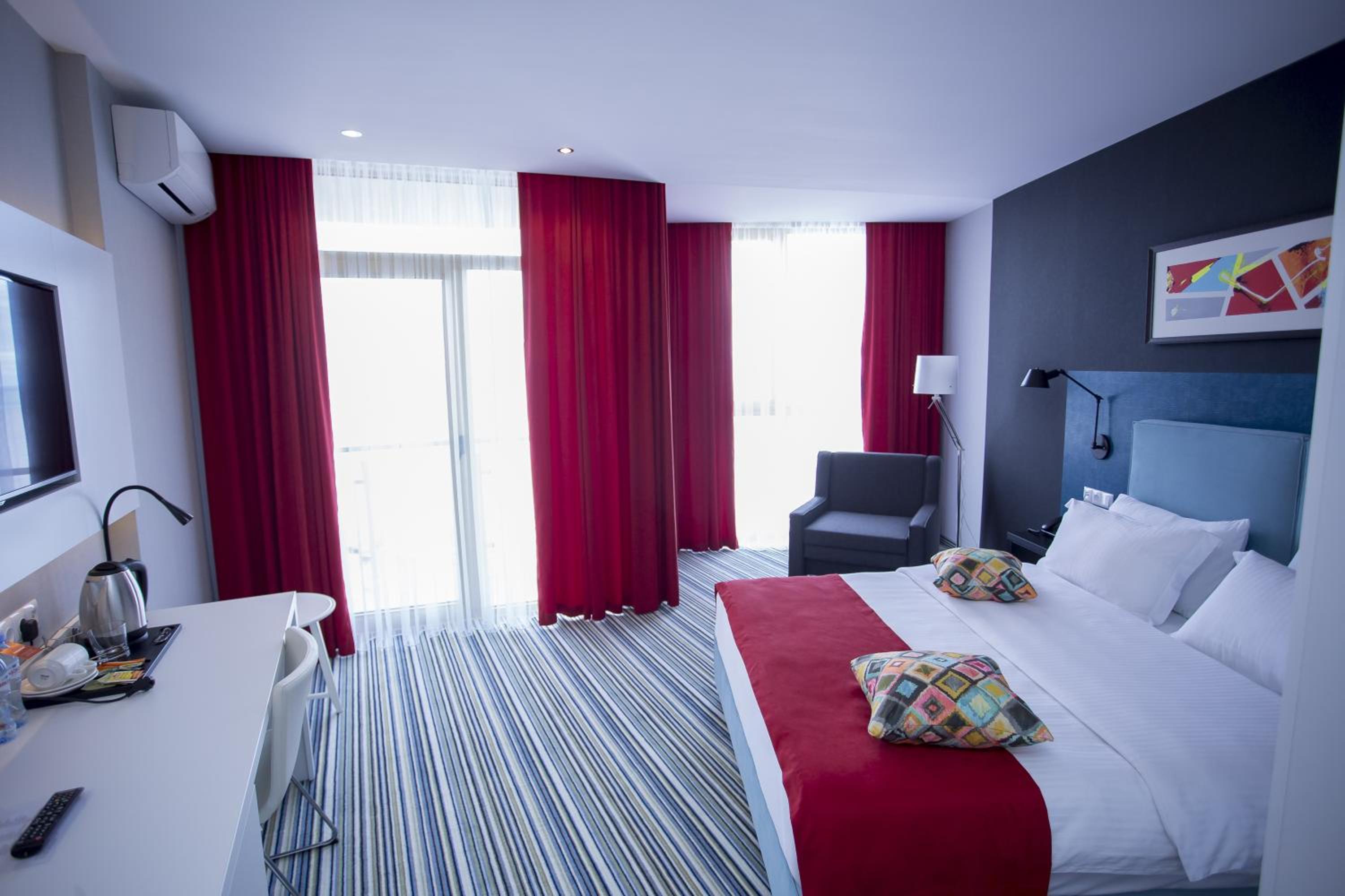 Deluxe Triple Room with Sea View - Photo 8