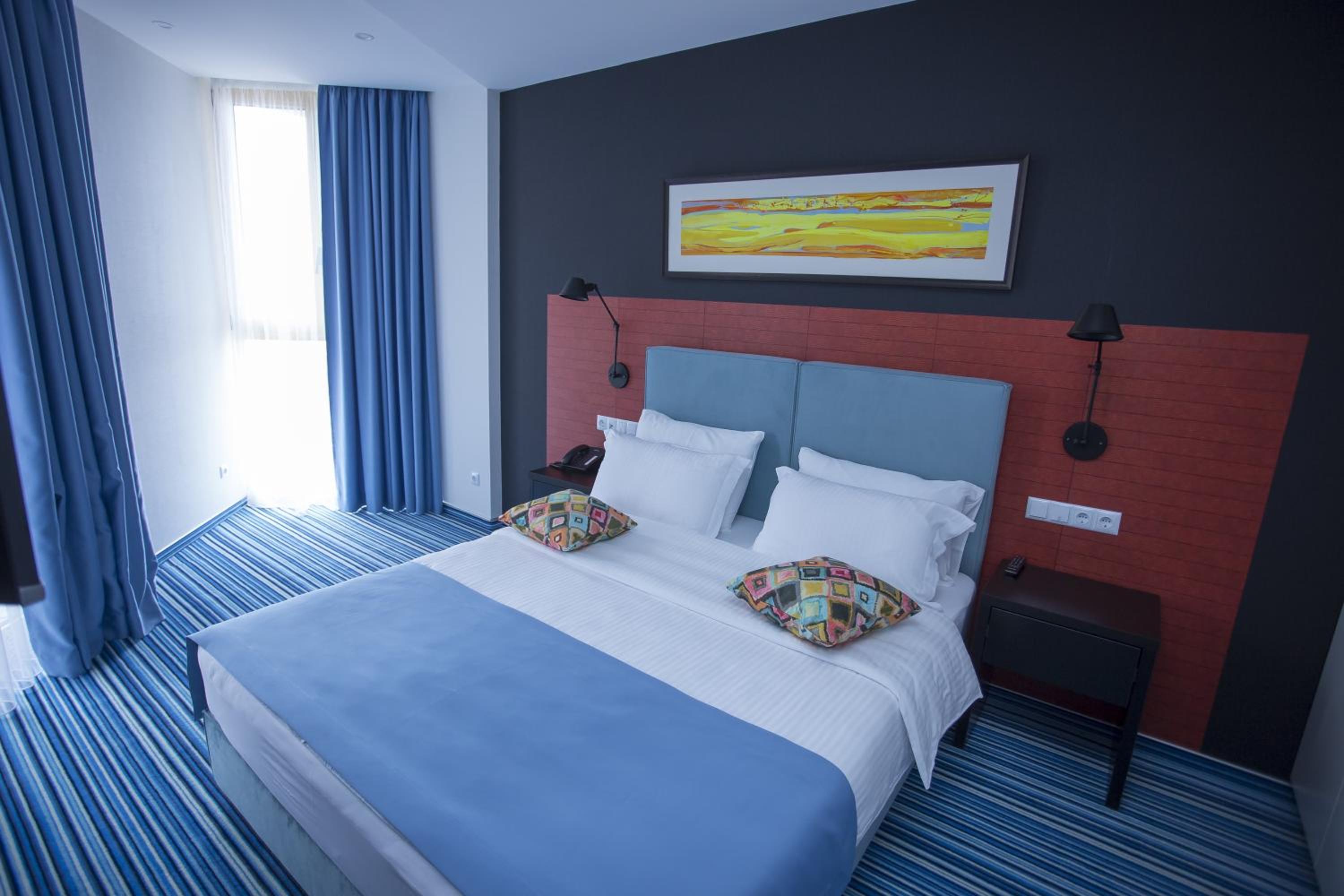 Classic Double Room with Balcony - Photo 11