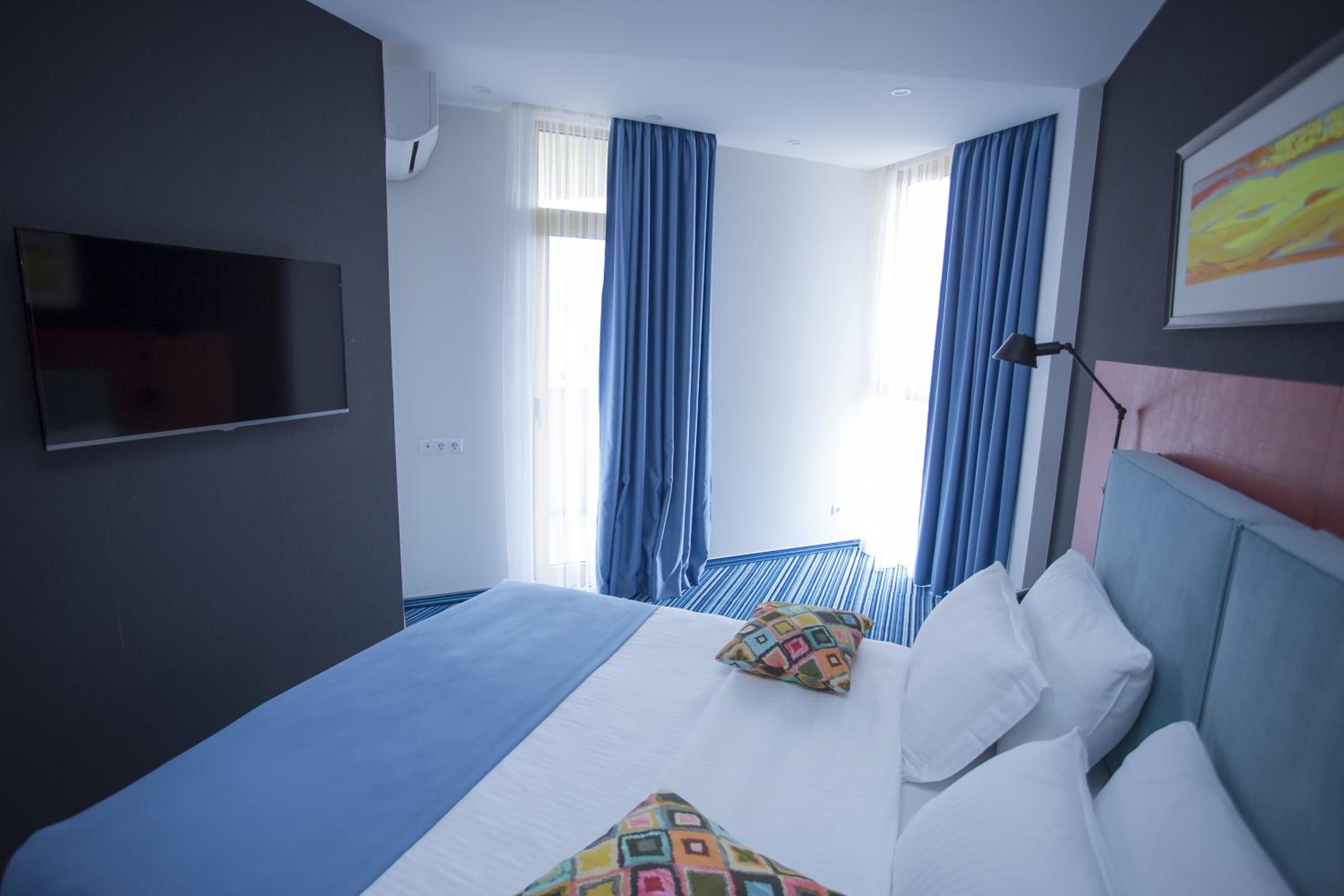 Deluxe Family Suite - Photo 17