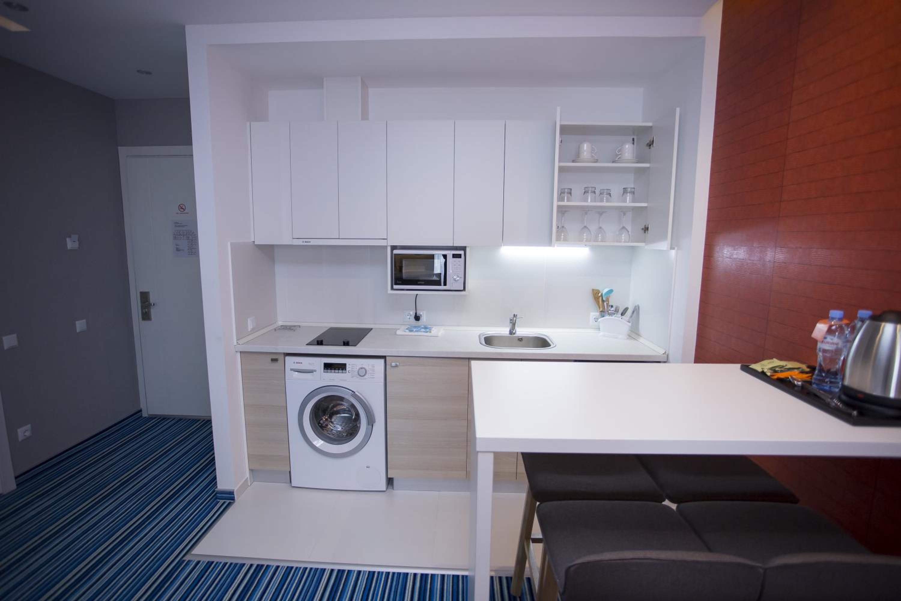 Deluxe Family Suite - Photo 19