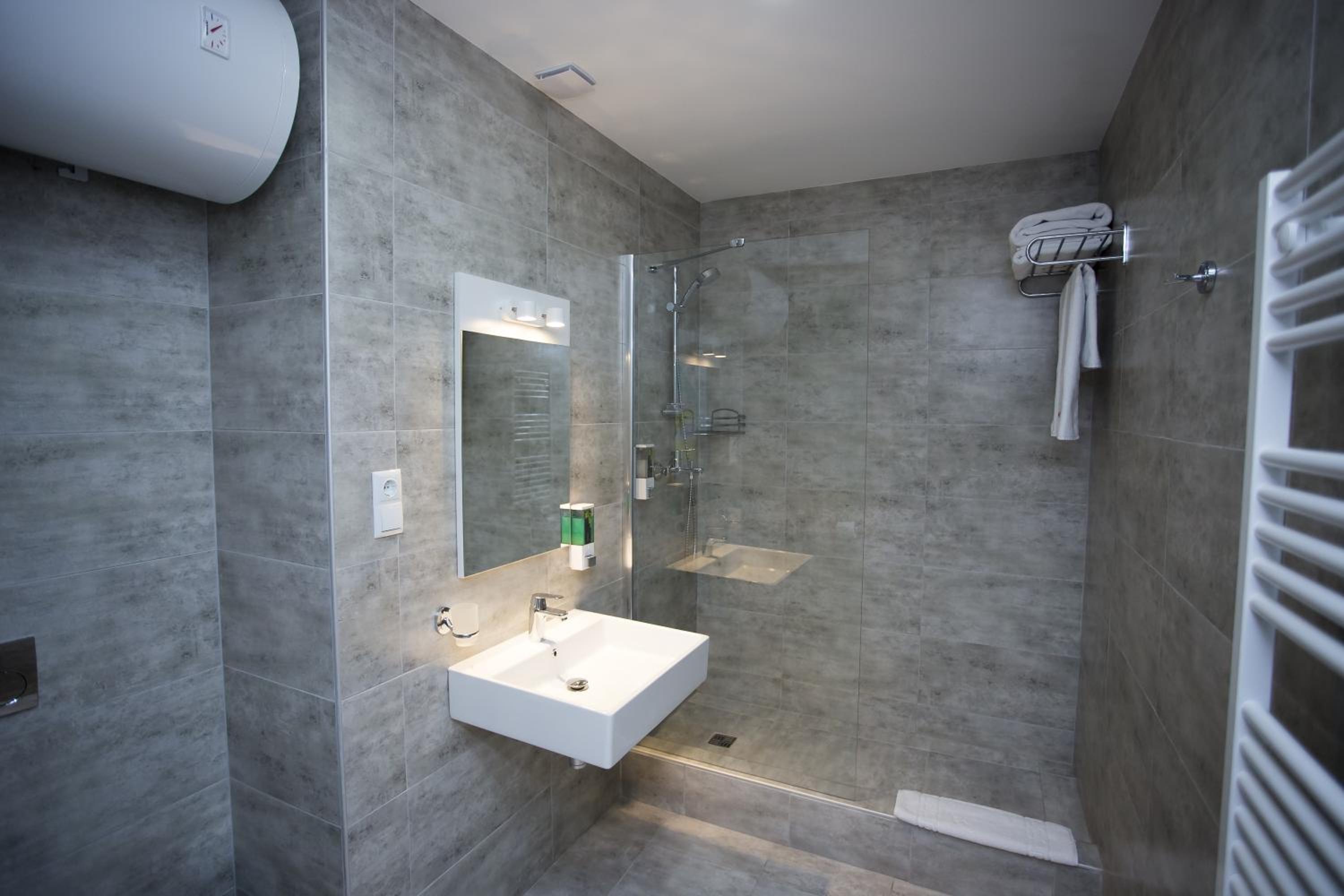 Deluxe Triple Room - Photo 15