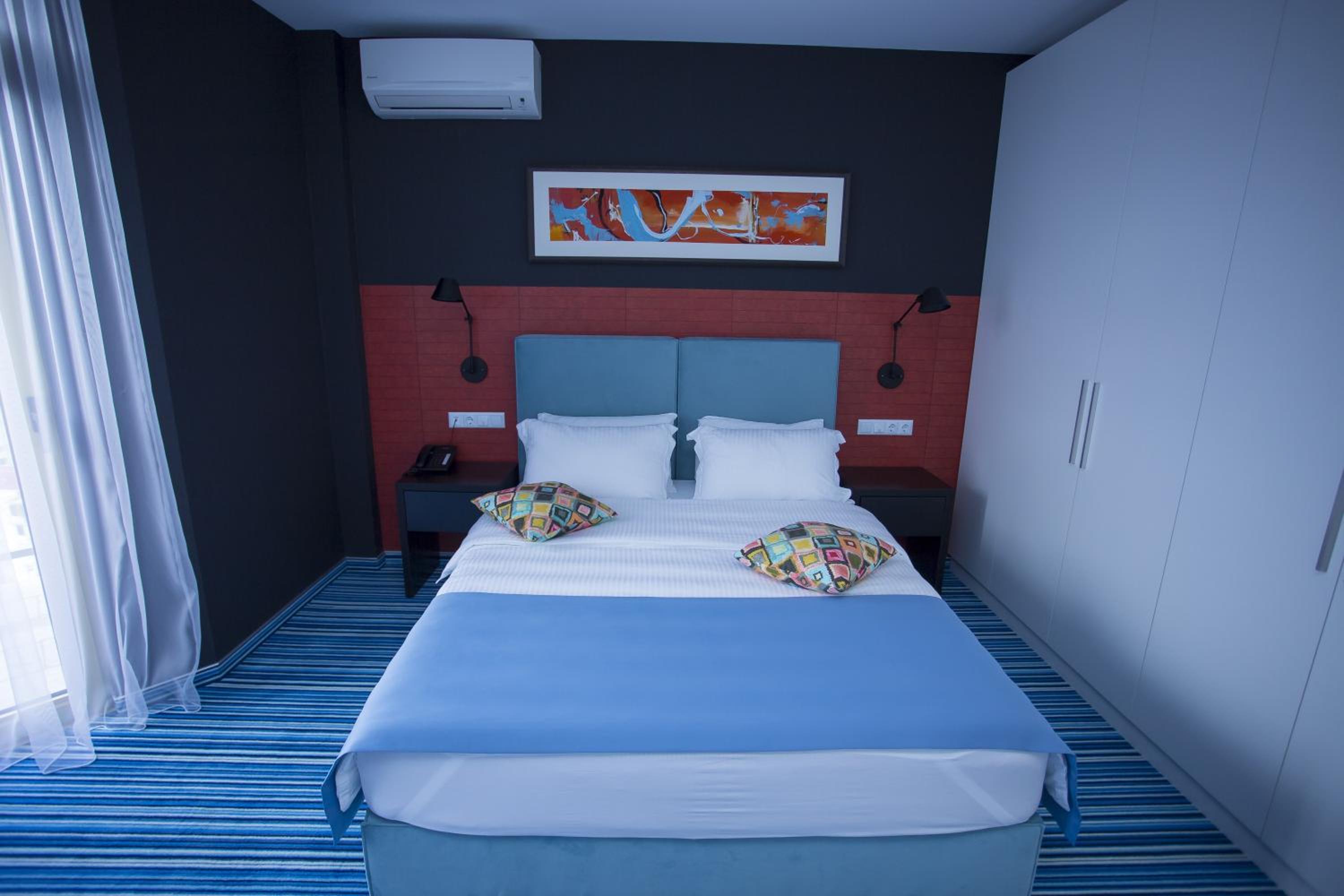 Classic Double Room with Balcony - Photo 10