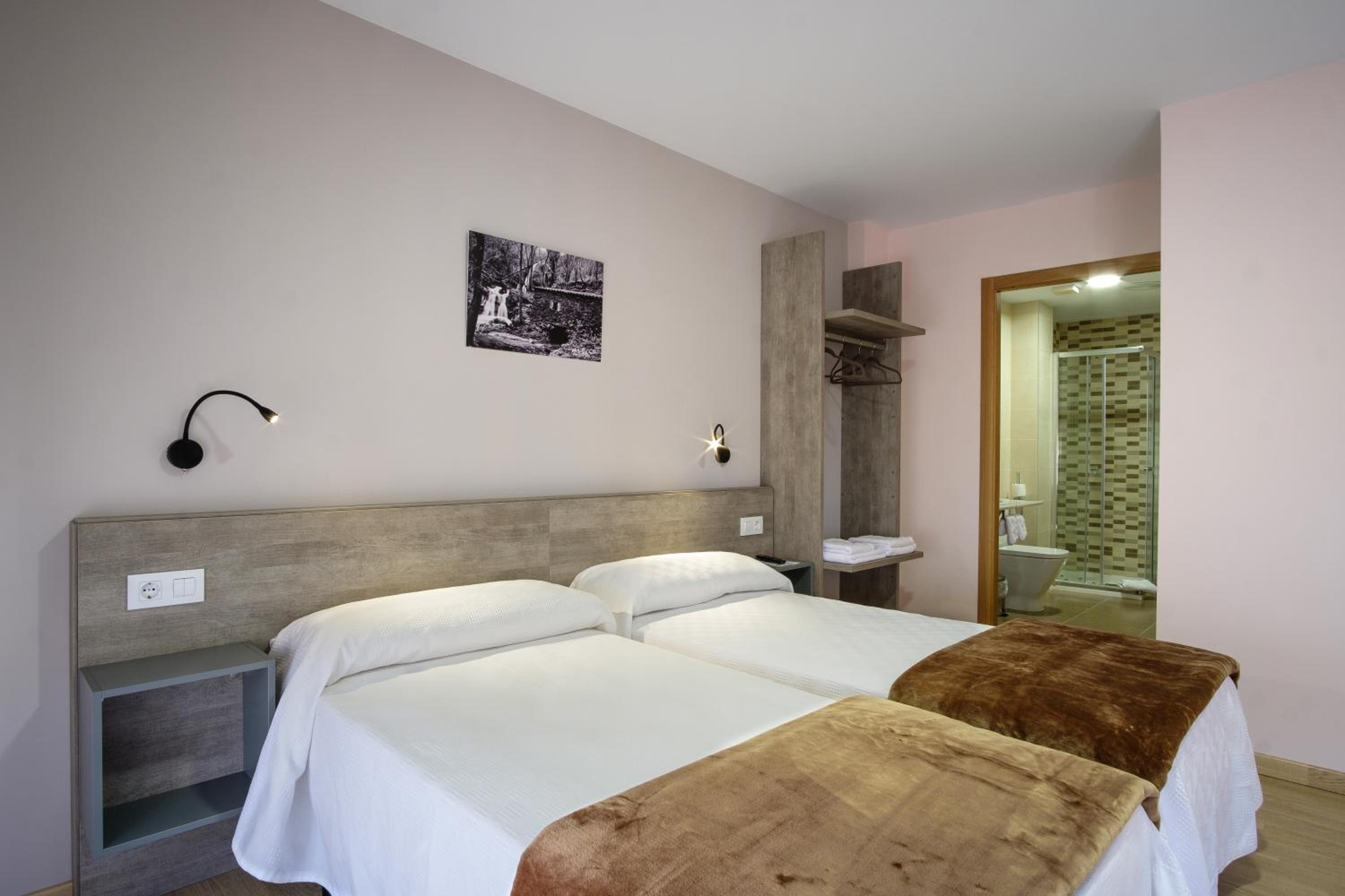 Twin Room with Private Bathroom - Photo 3