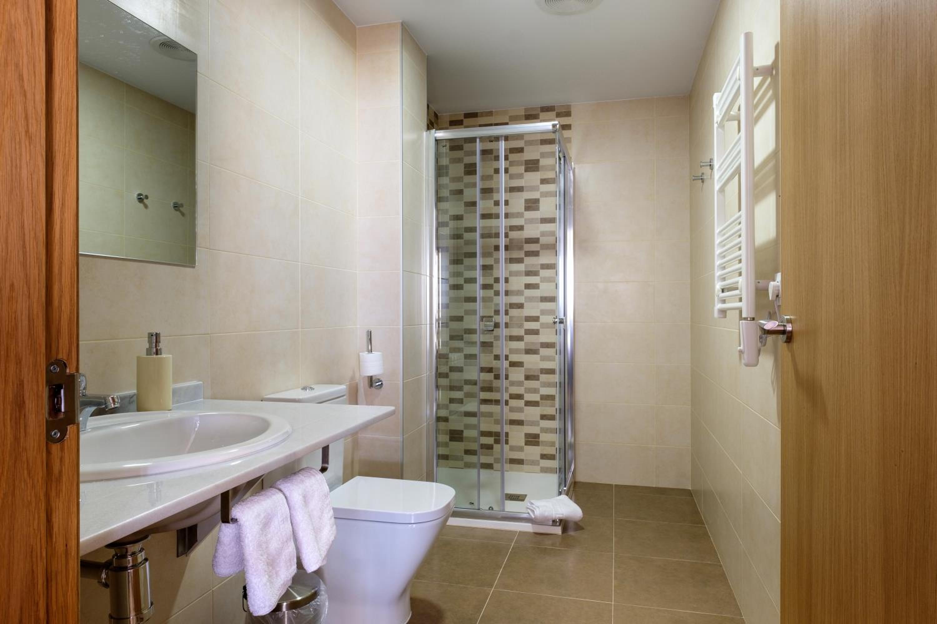 Twin Room with Private Bathroom - Photo 5