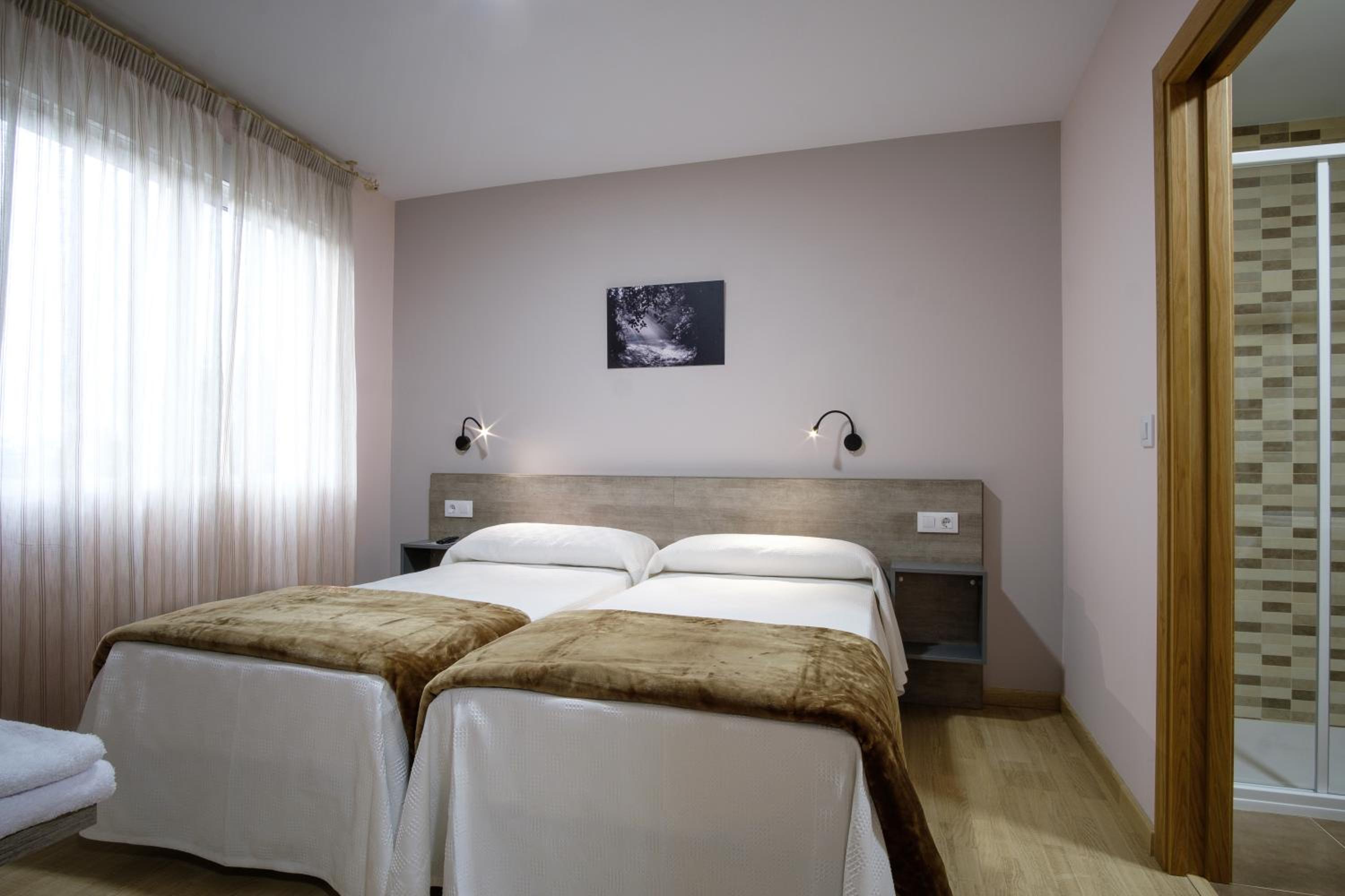 Twin Room with Private Bathroom - Photo 4