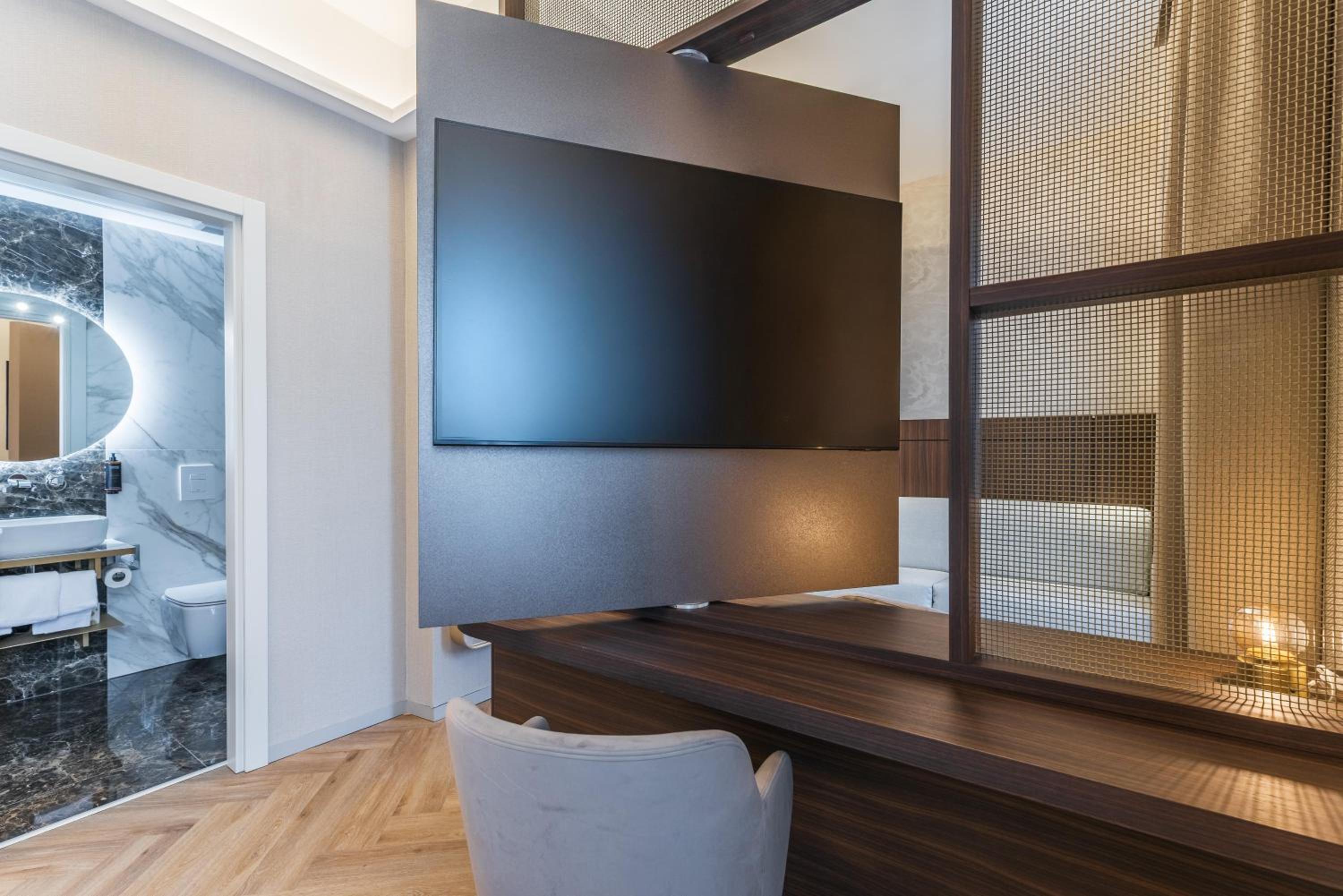 Junior King Suite with Sofa Bed