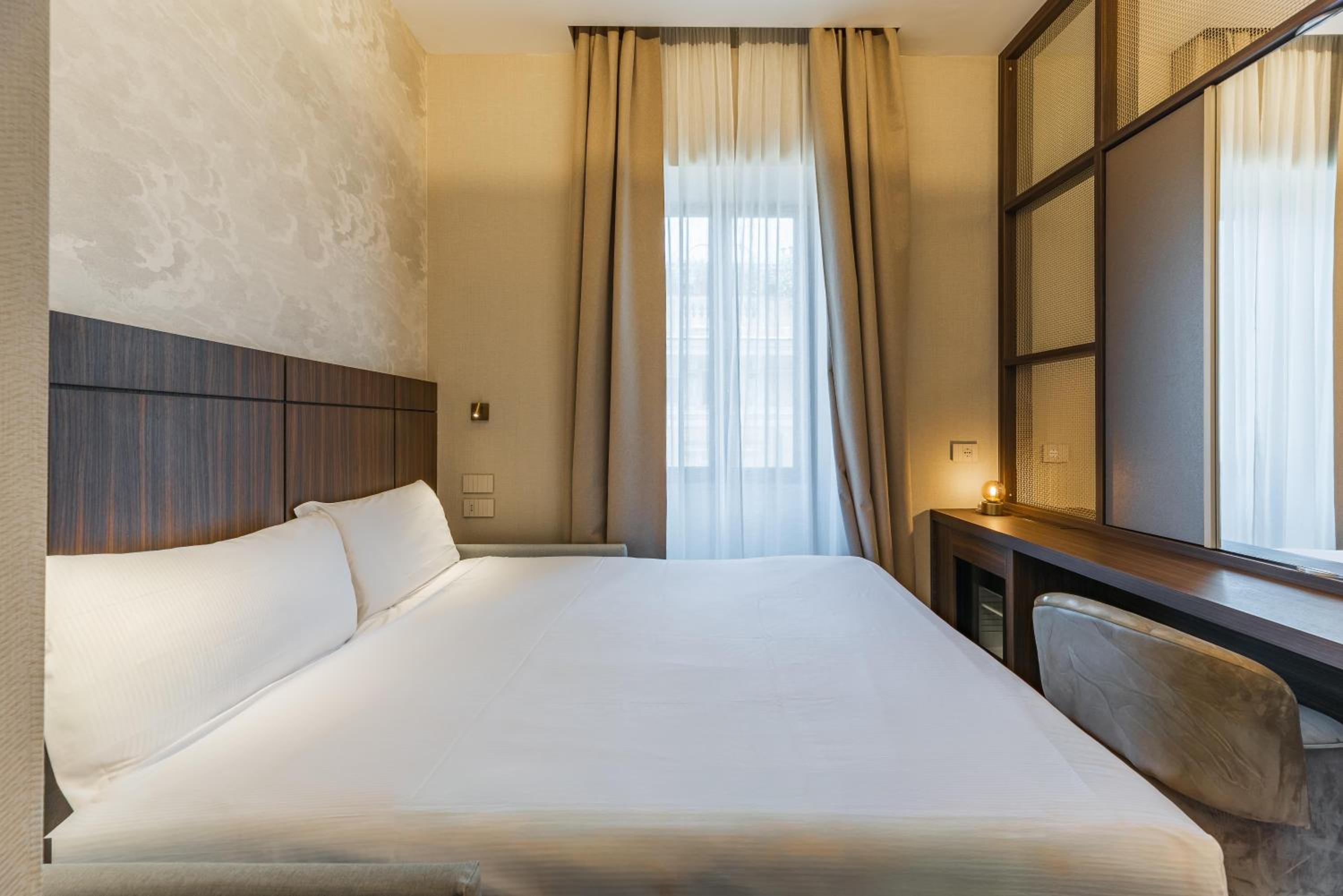 Junior King Suite with Sofa Bed thumbnail 5