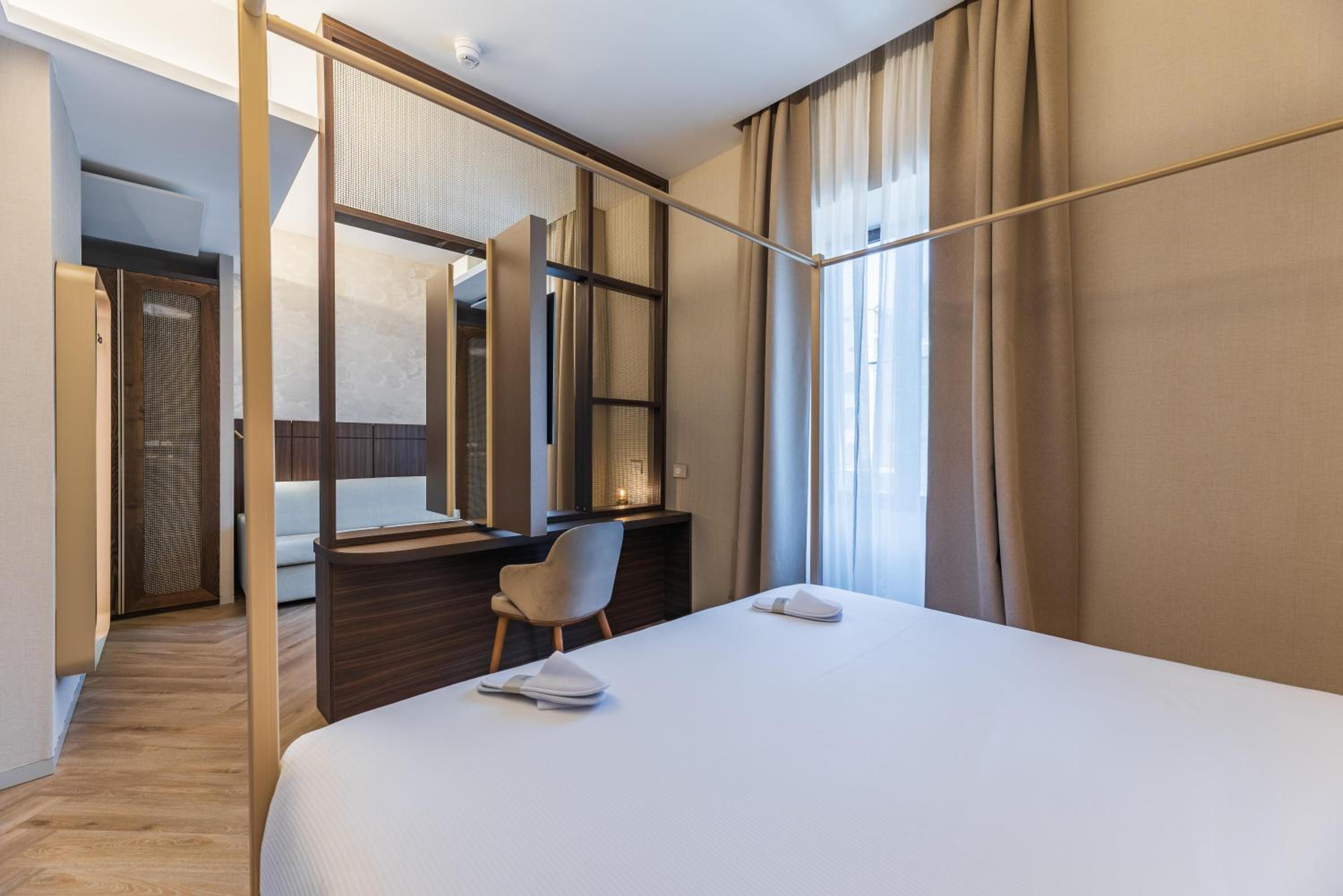 Junior King Suite with Sofa Bed
