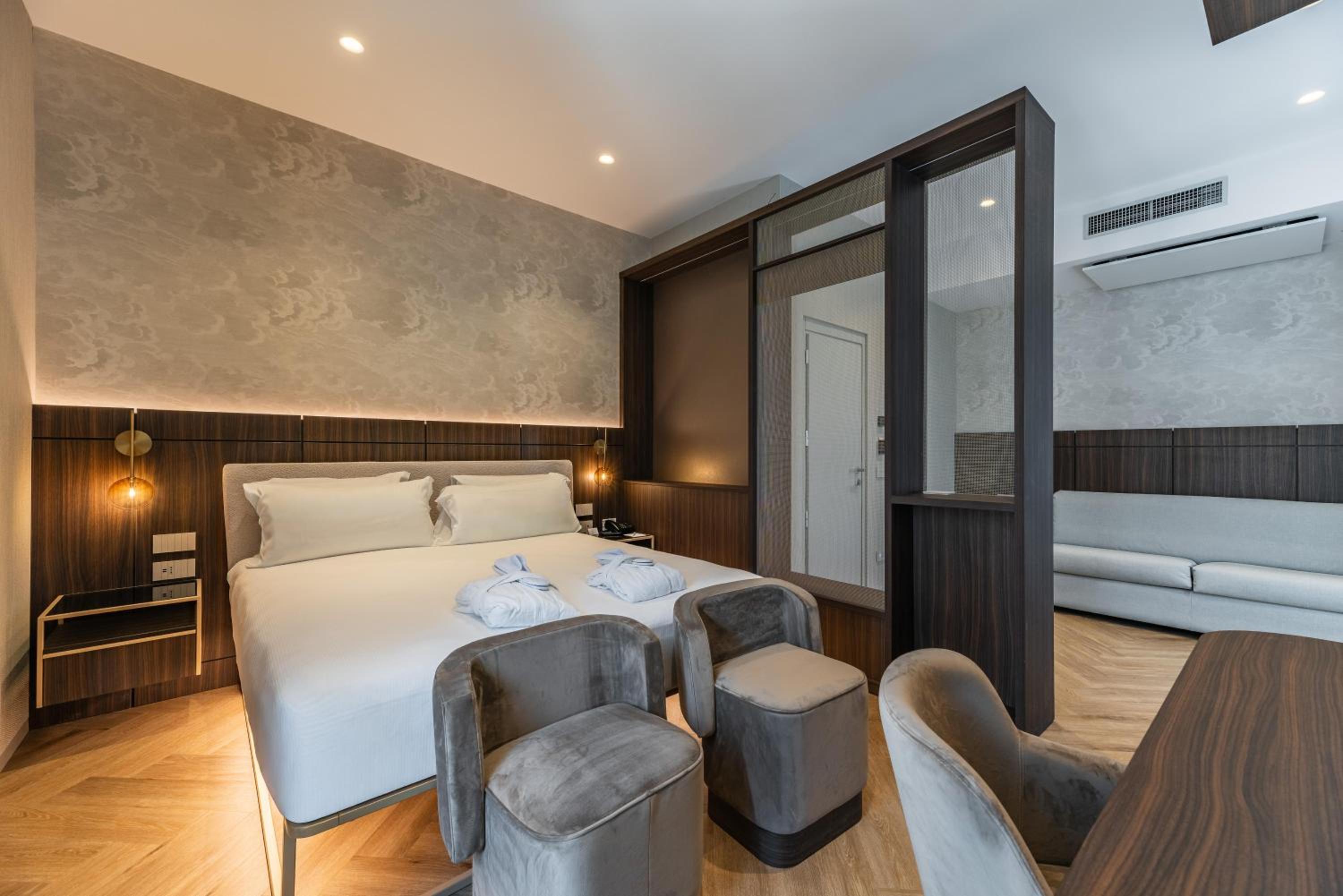Junior King Suite with Sofa Bed thumbnail 6