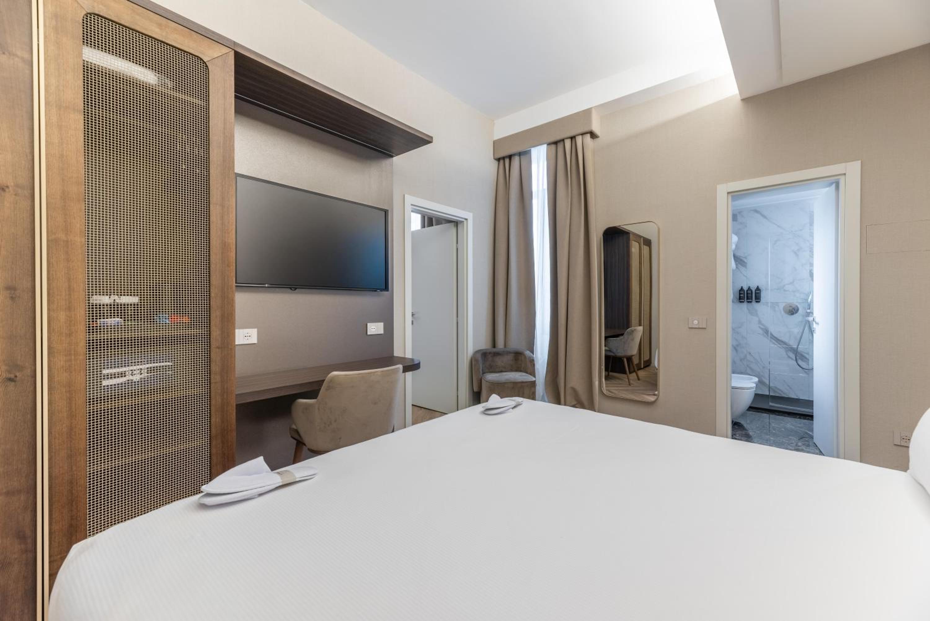 Two-Bedroom Family Suite with One King Bed and Two Single Beds - Non-Smoking thumbnail 5