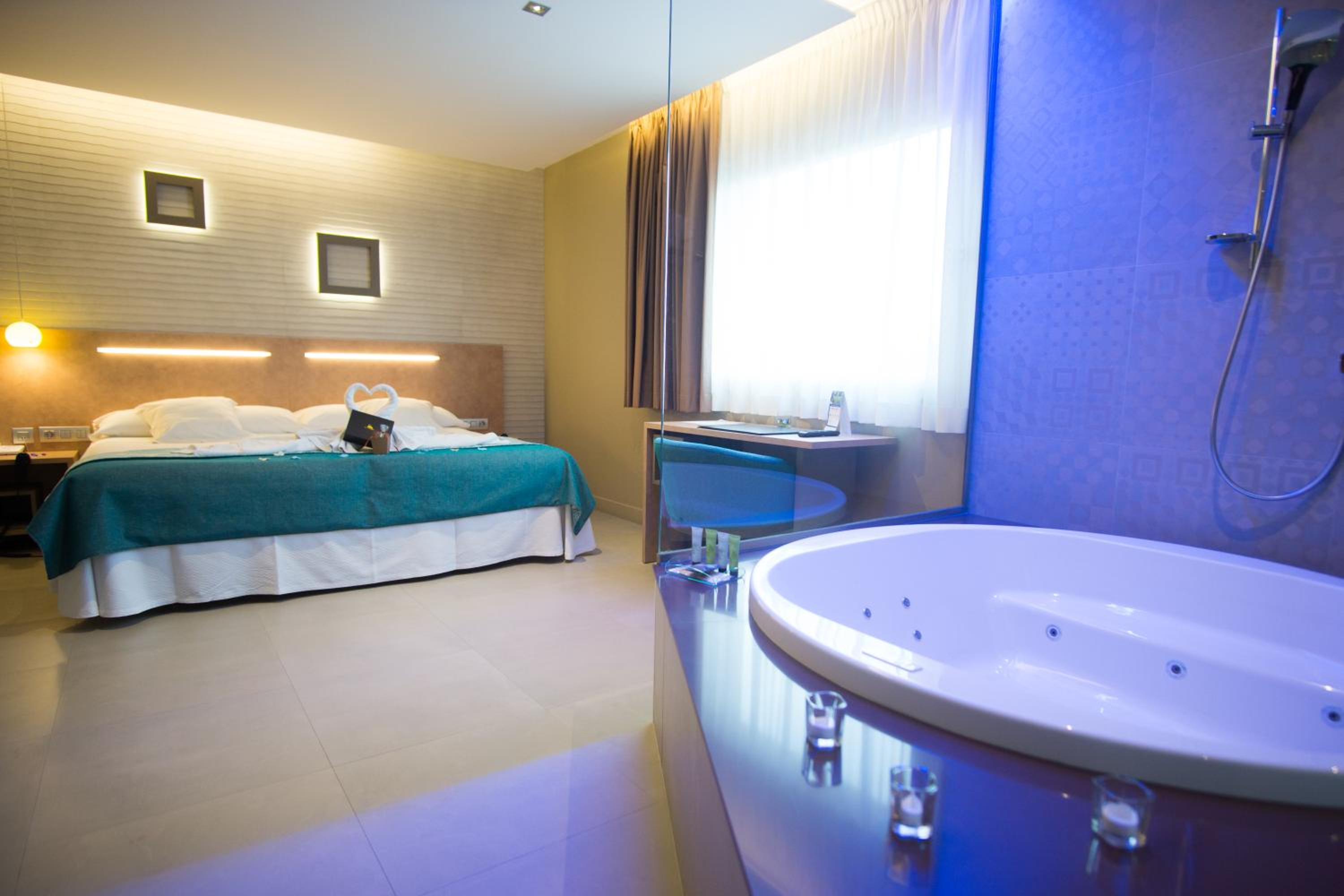 Suite with Hot Tub Chardonnay - Photo 1