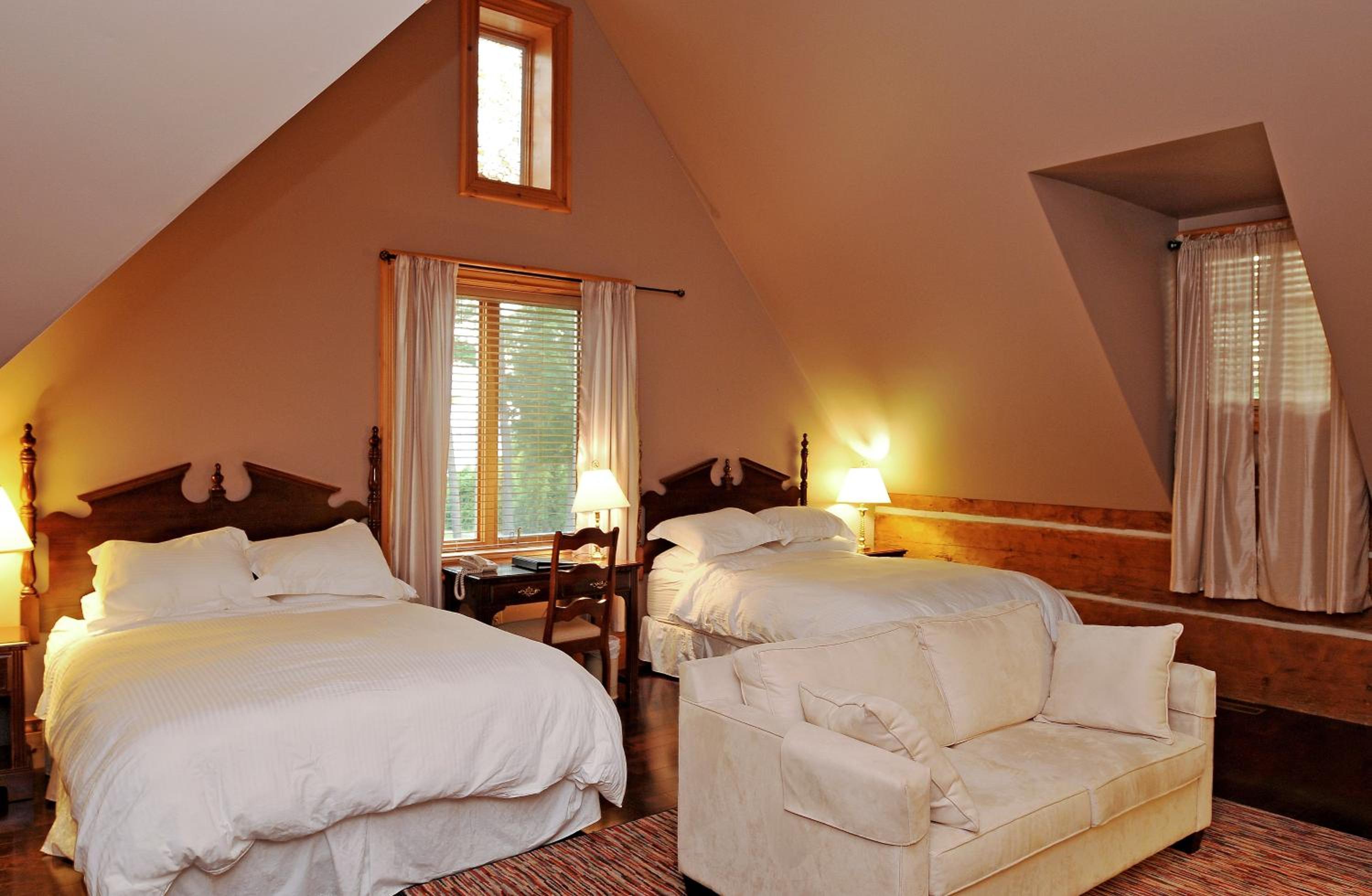 Deluxe Queen Suite with Sofa Bed