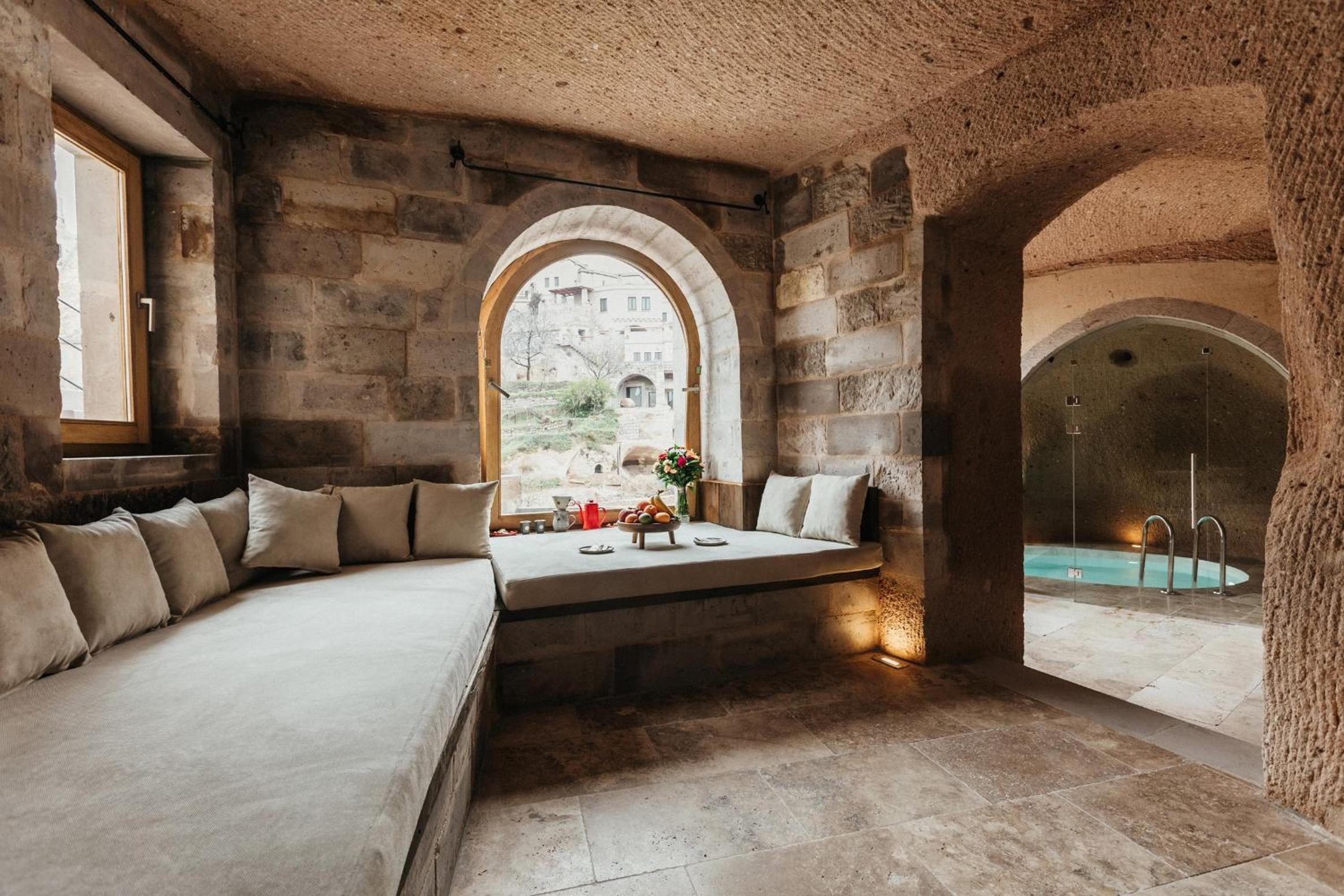 Grand Cave Pool Suite