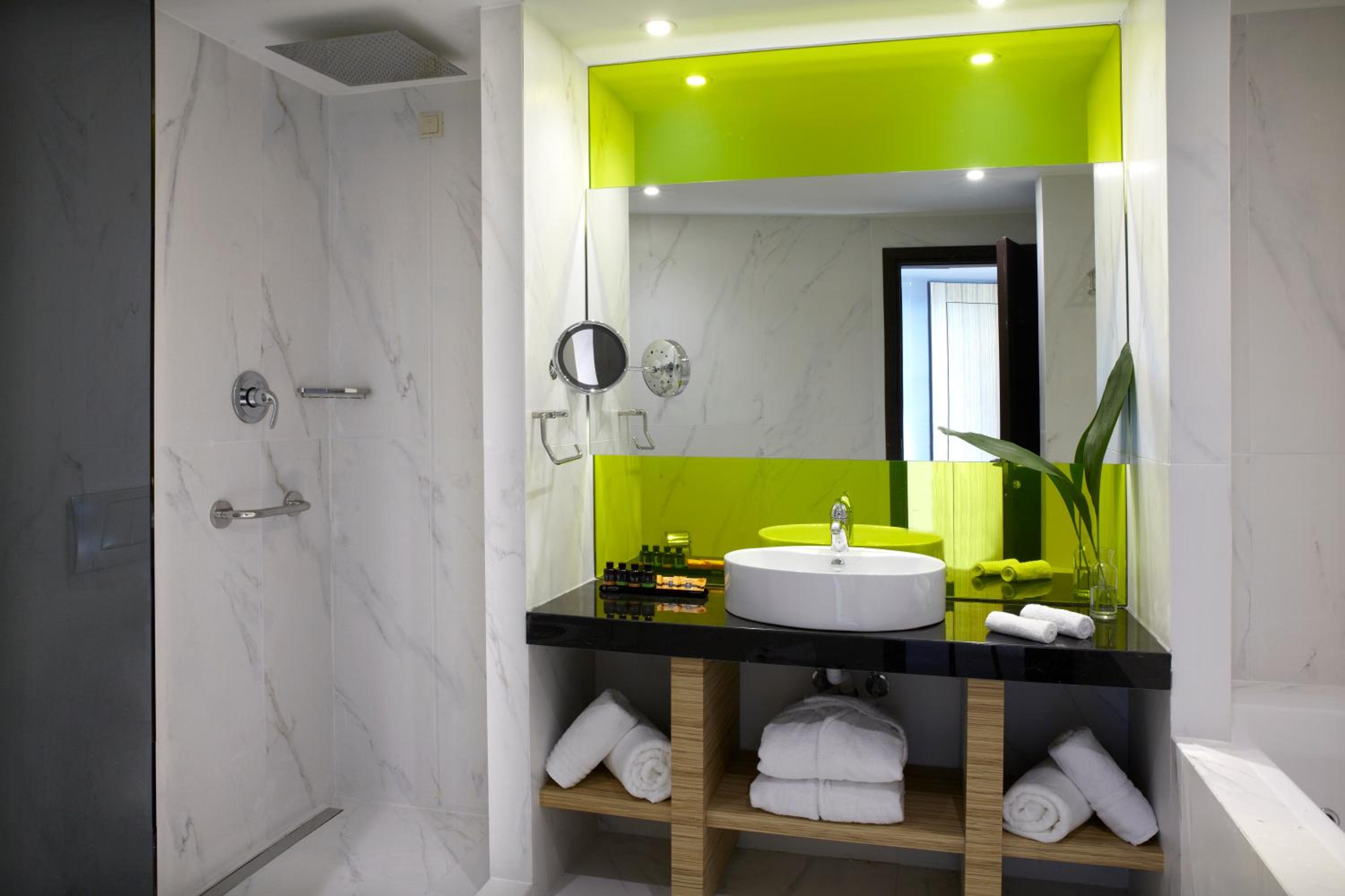 Junior Suite with City View - Disability Access - Photo 2