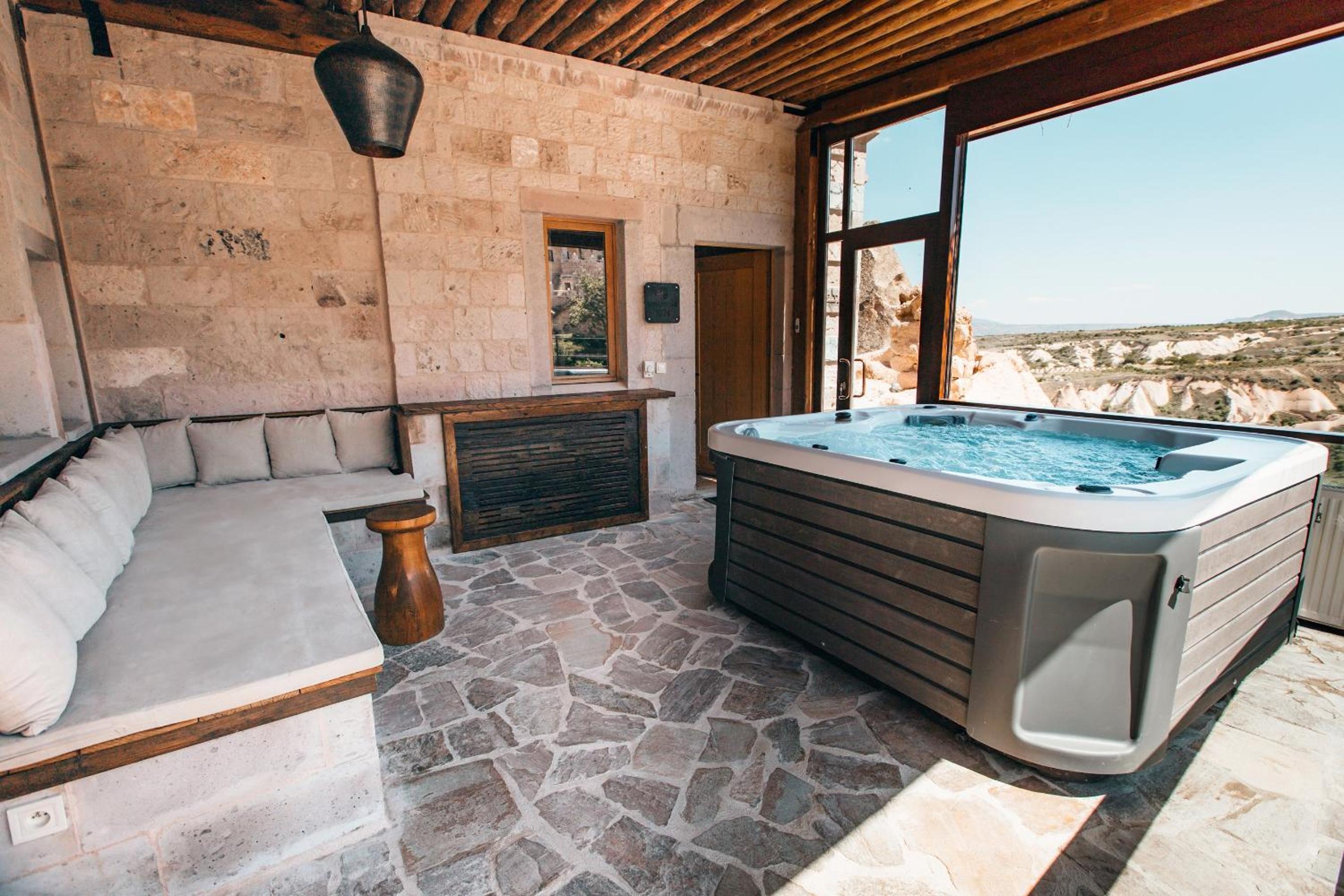 Suite with Hot Tub photo 2