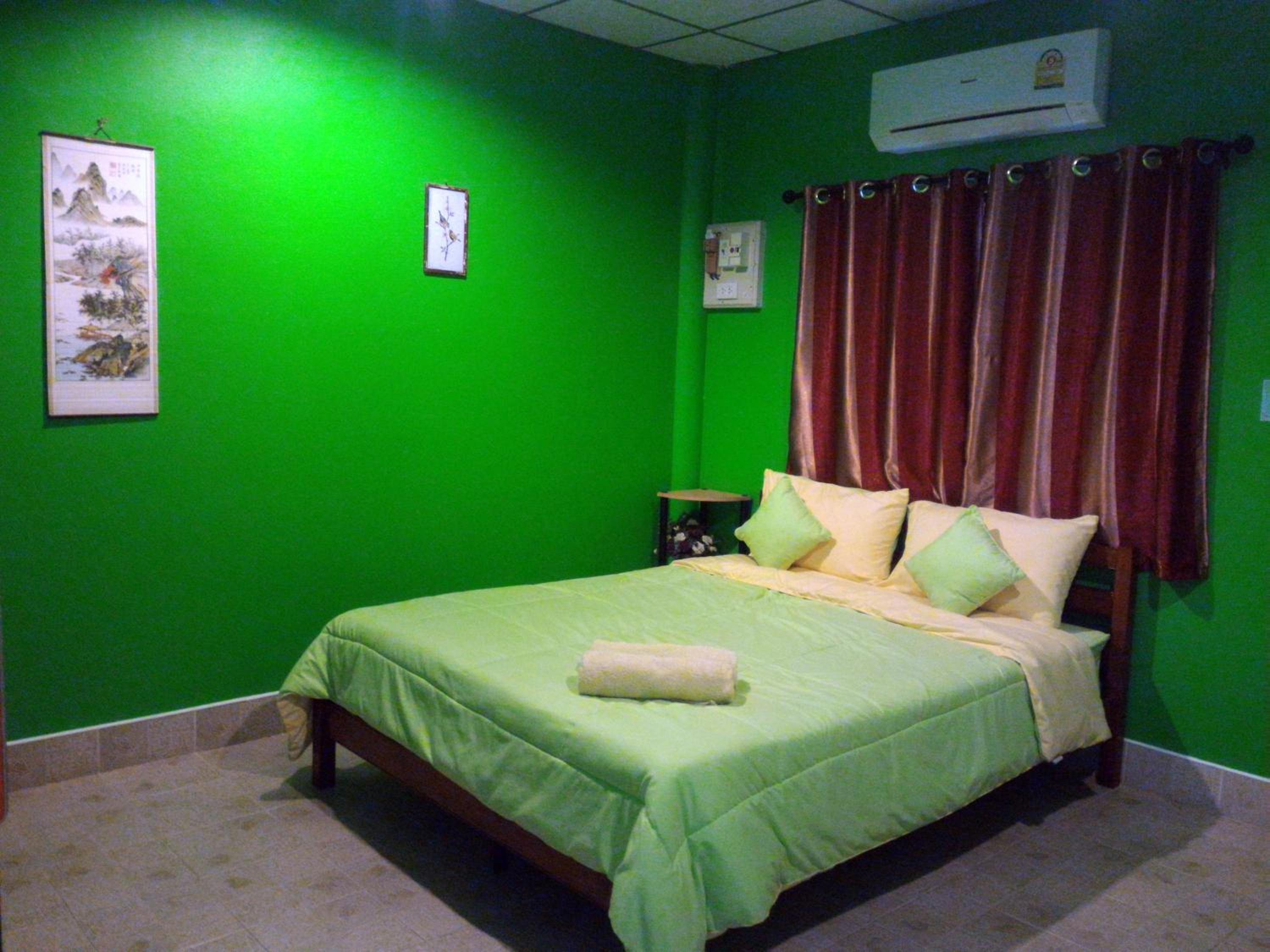 Queen Room photo 2