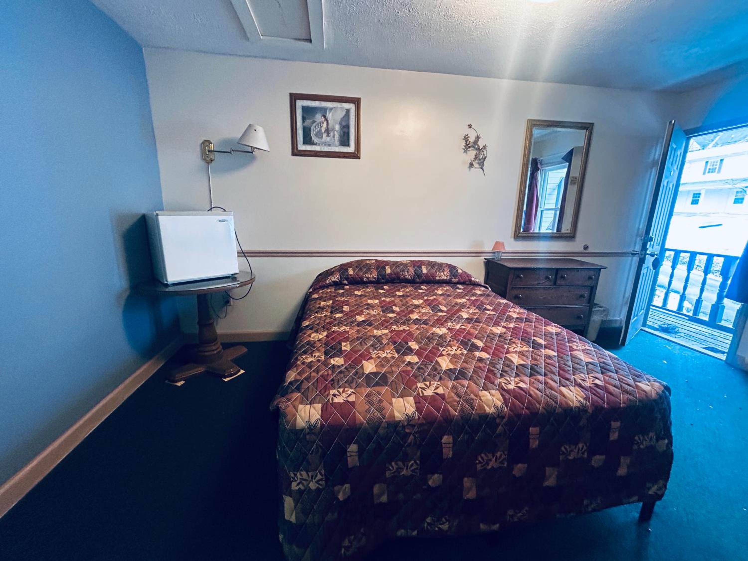 Queen Bed Non-Smoking photo 2