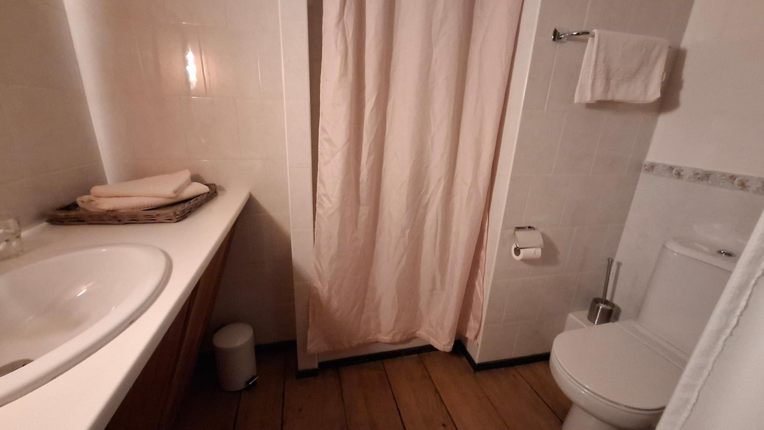 Single Room with Bathroom photo 1