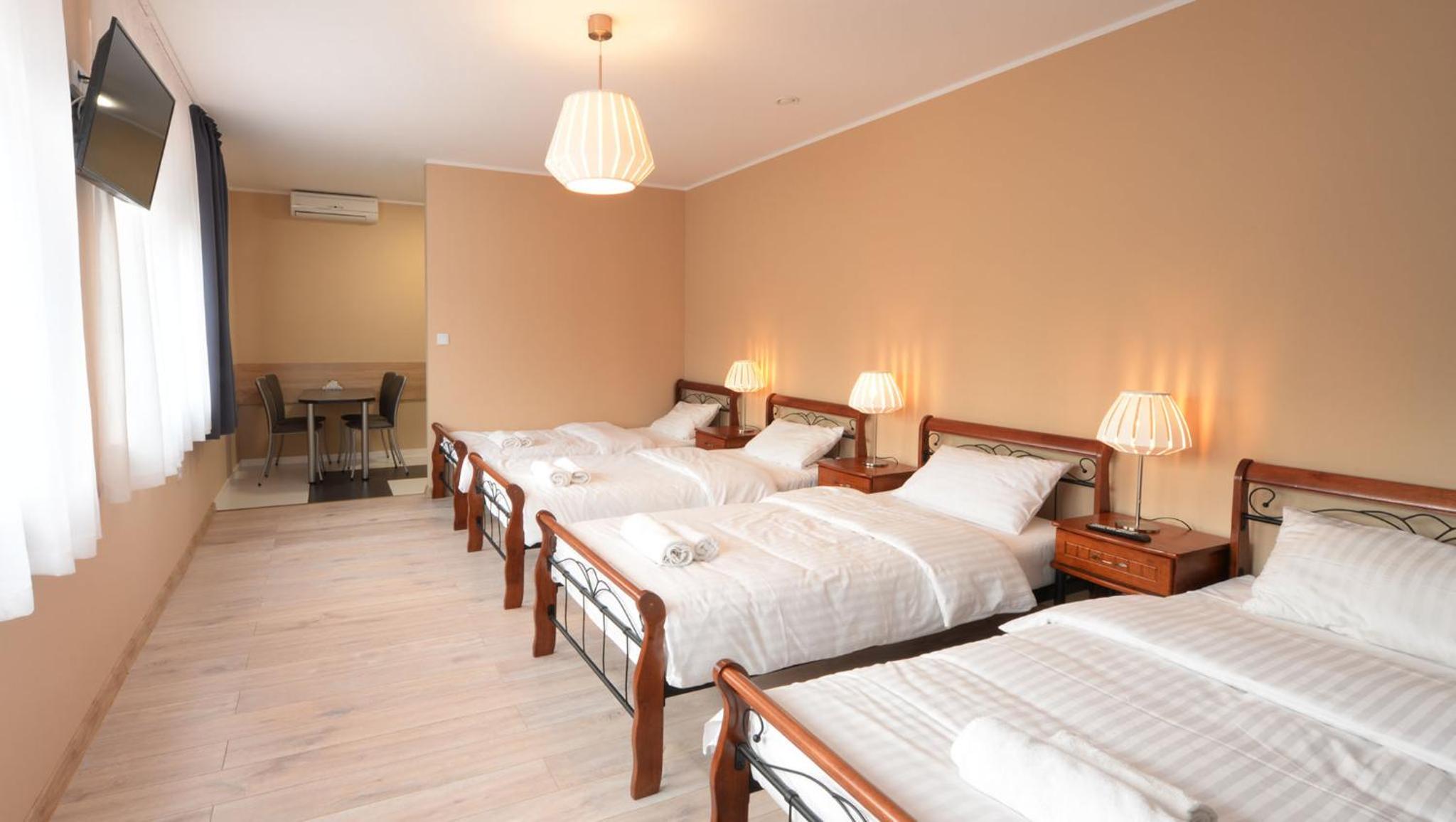 Six-Bed Room - Photo 1
