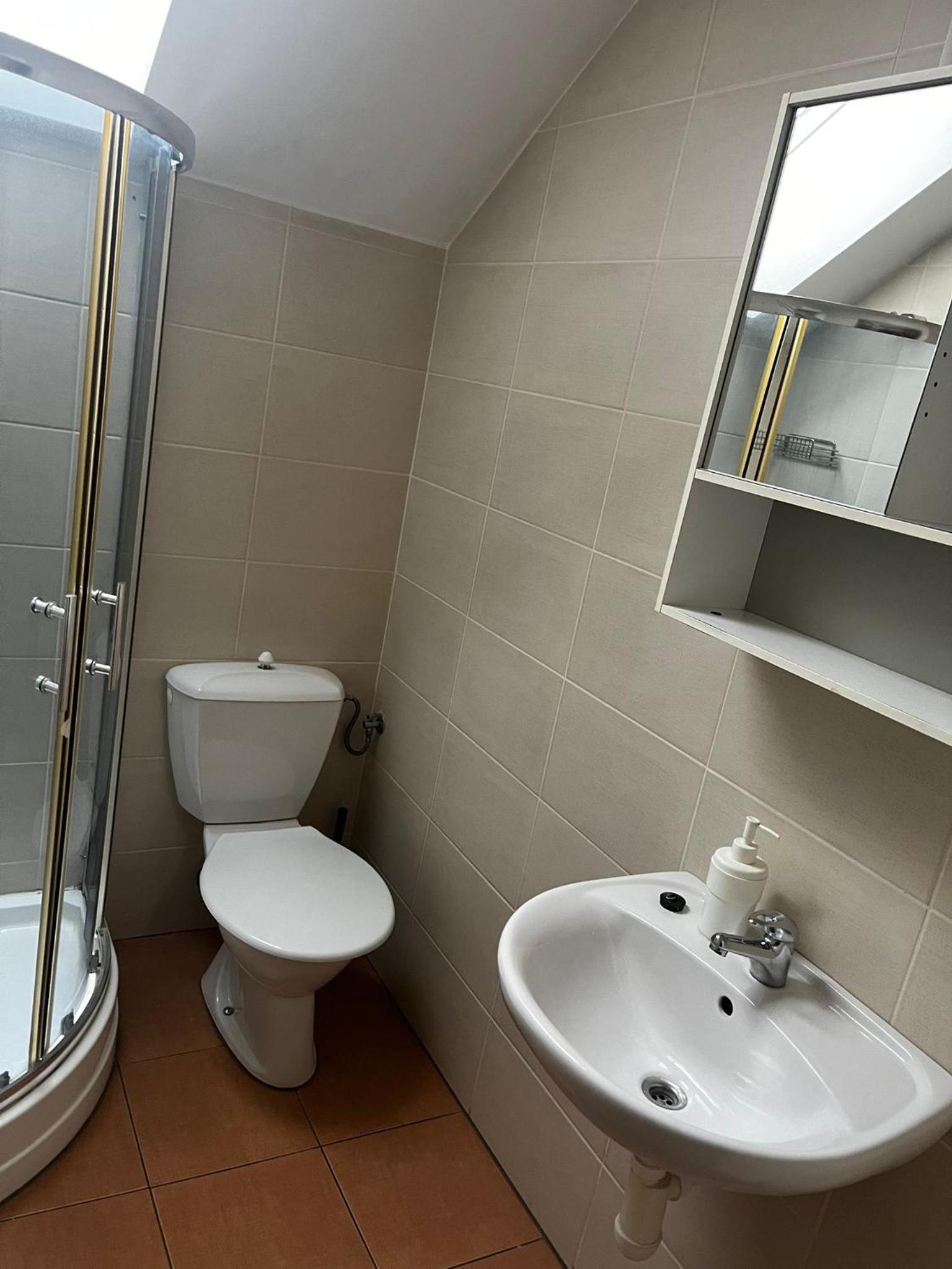 Single Room with Bathroom photo 2
