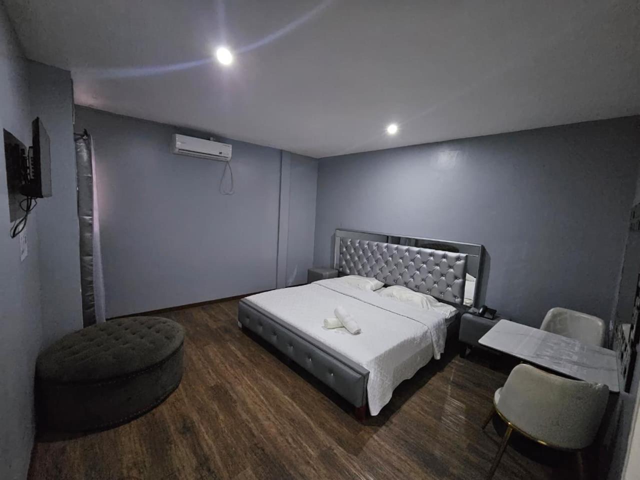 Queen Room photo 2