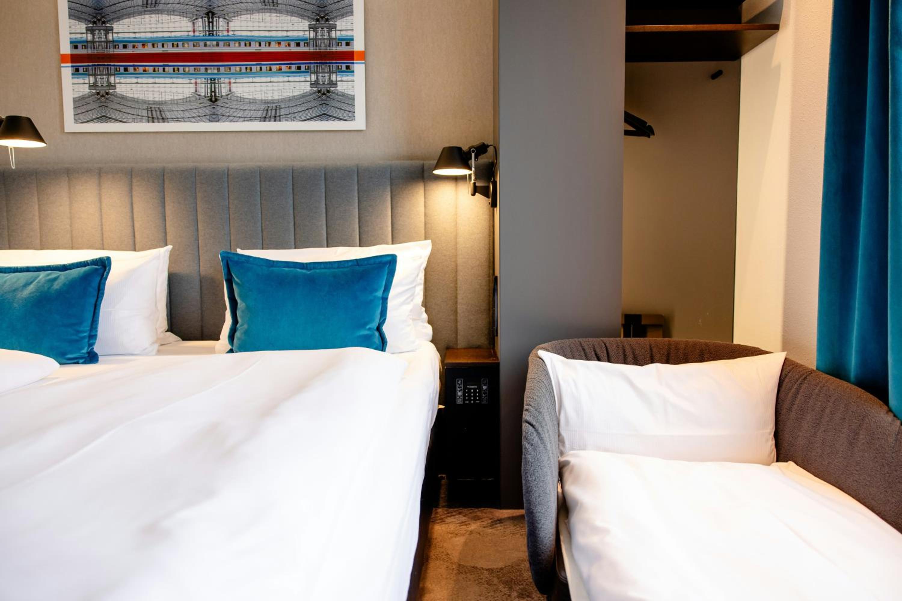 Deluxe Room (2 Adults + 1 Child) photo 3