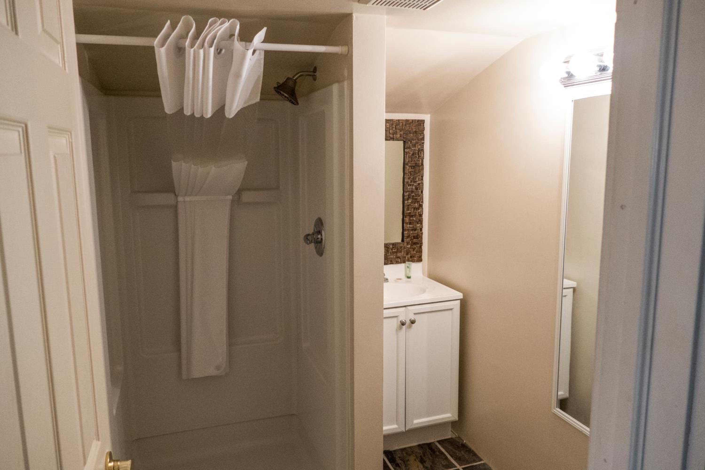 Queen Room with Kitchenette photo 2