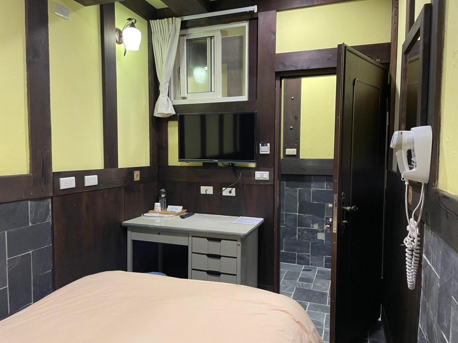 Single Room with Shared Bathroom