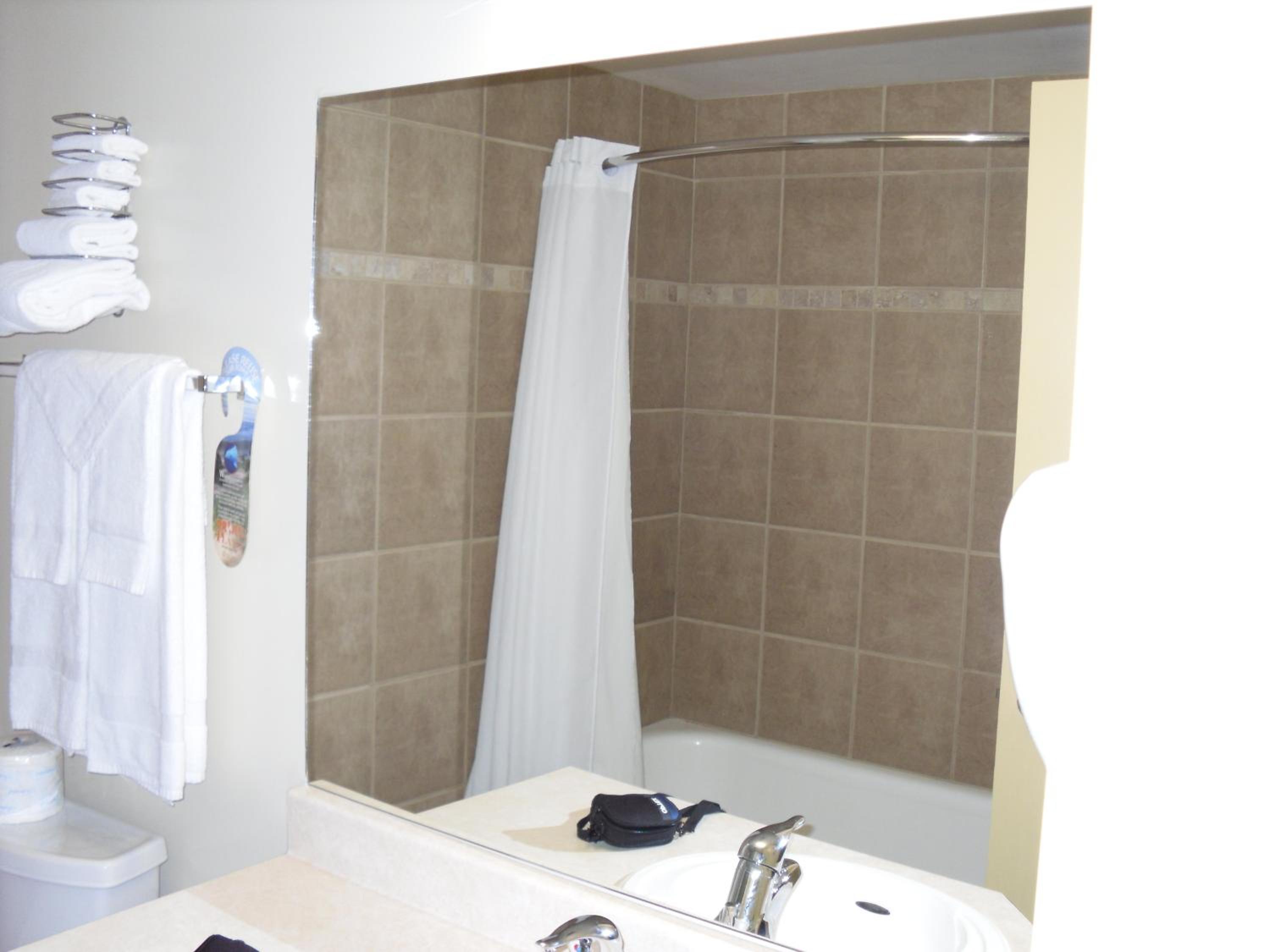 Queen Room - Non-Smoking - Photo 3