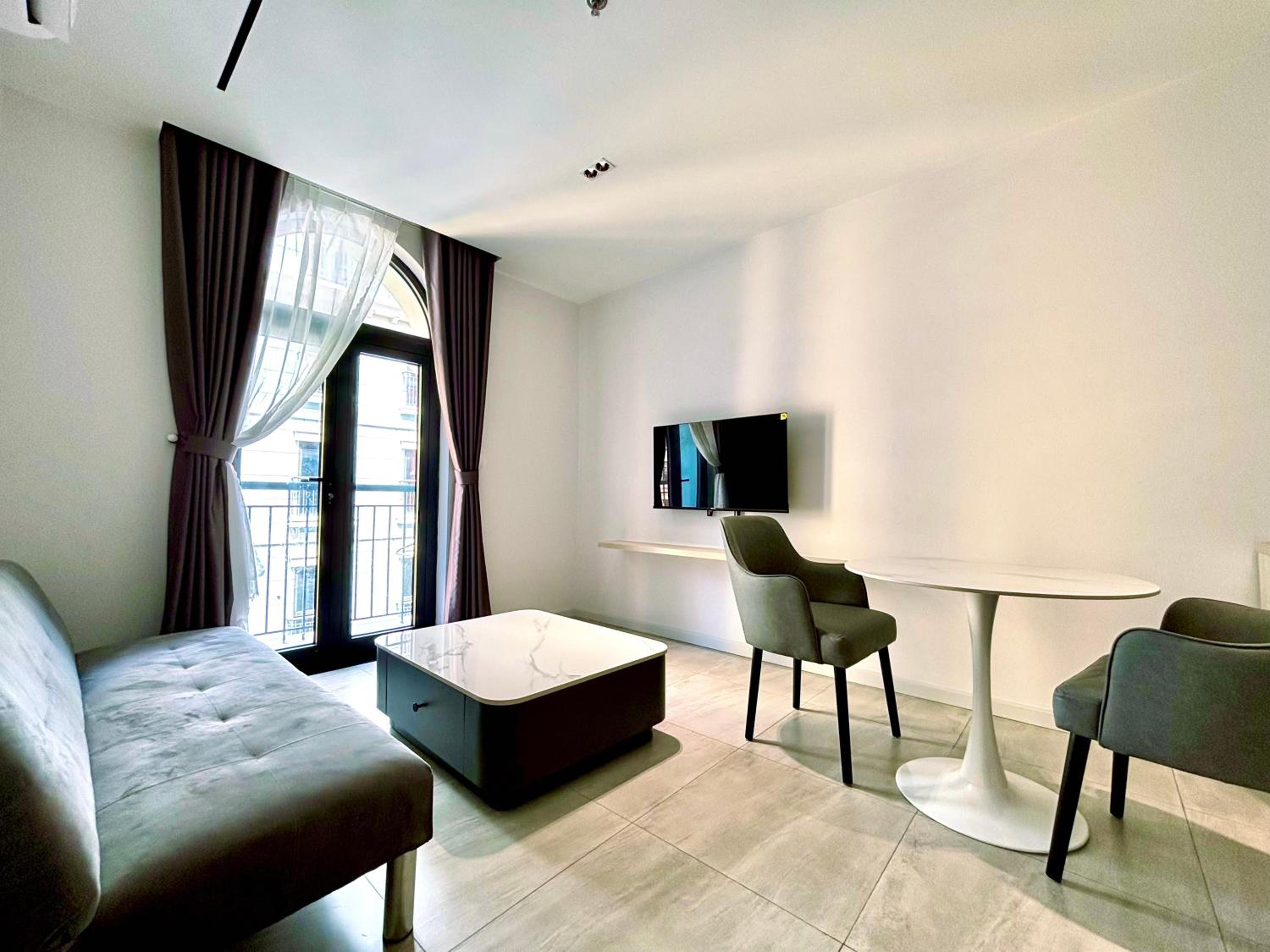 One-Bedroom Apartment with Balcony