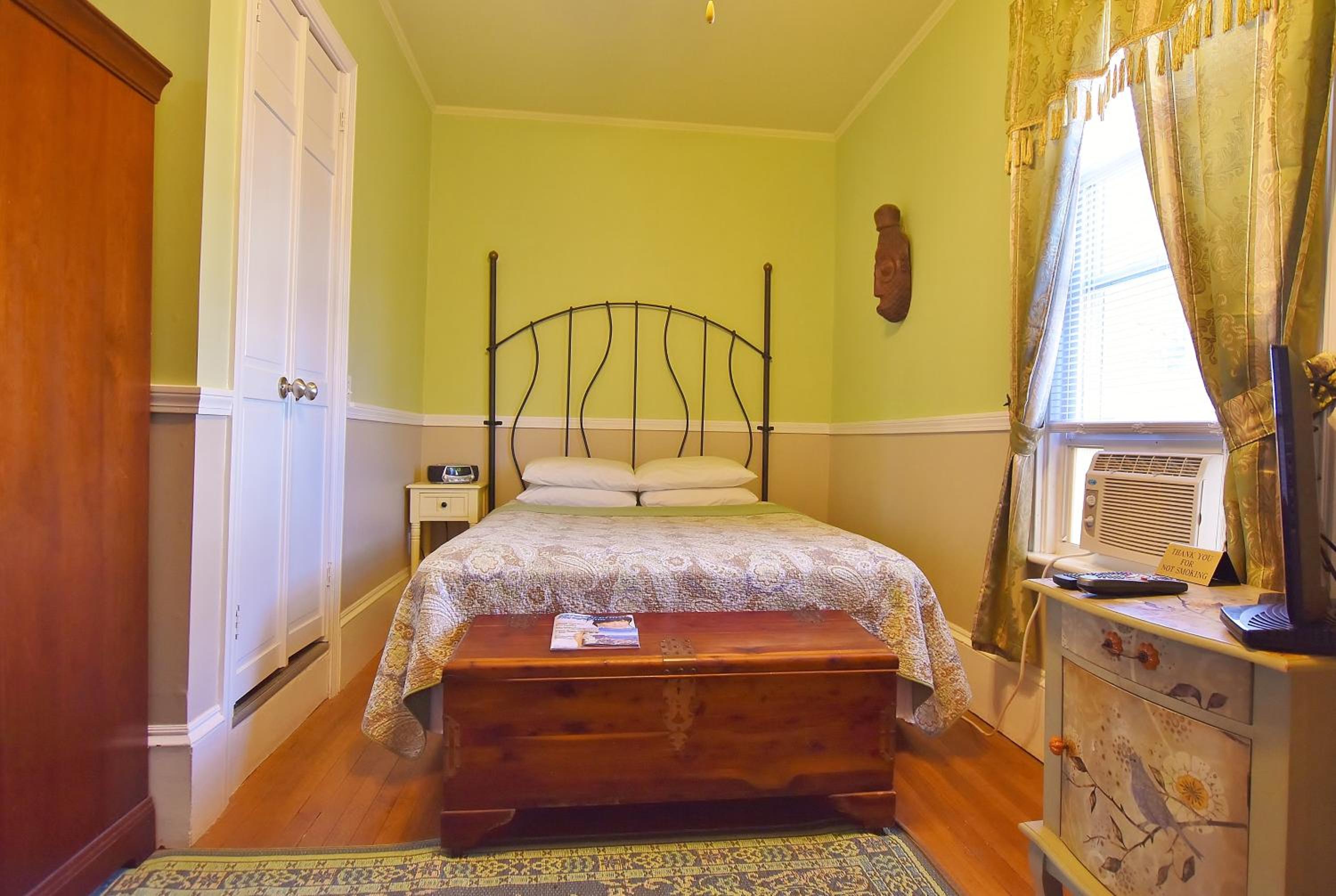 Queen Room photo 3