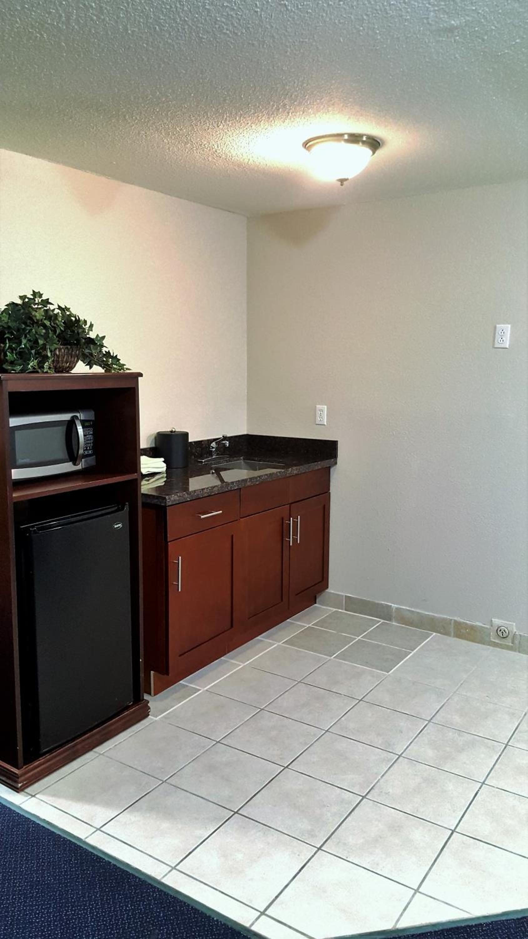 King Room - Non-Smoking - Photo 8