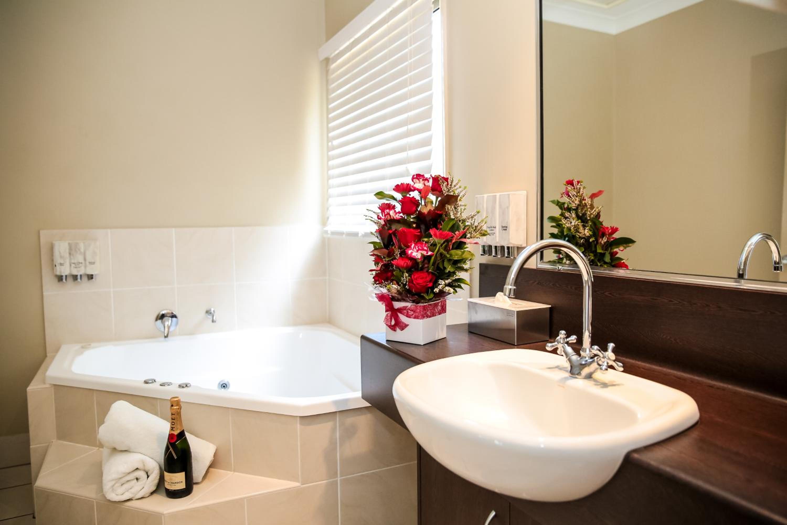 Superior King Room with Spa Bath photo 3