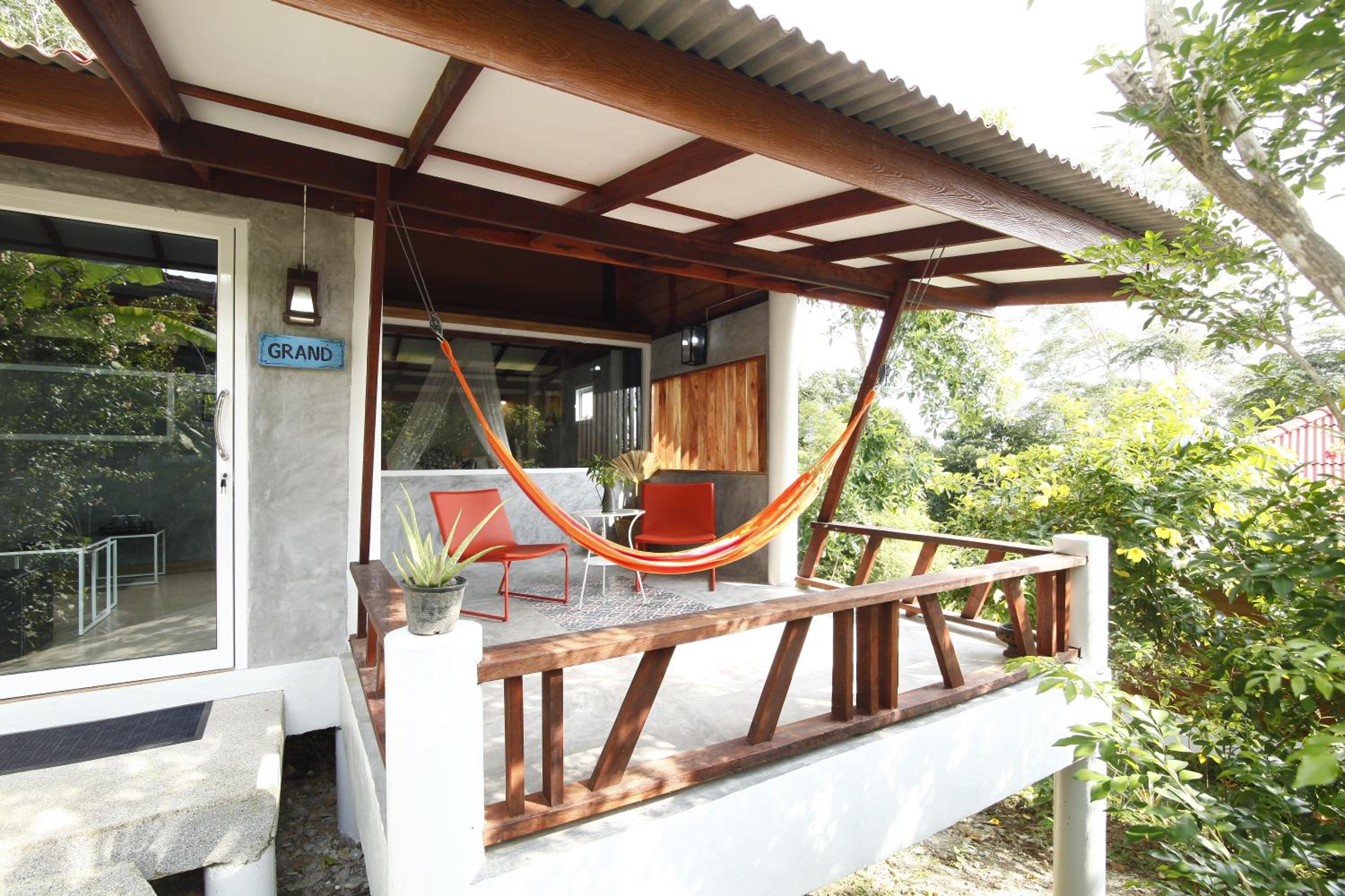 Deluxe Bungalow with Garden View photo 3