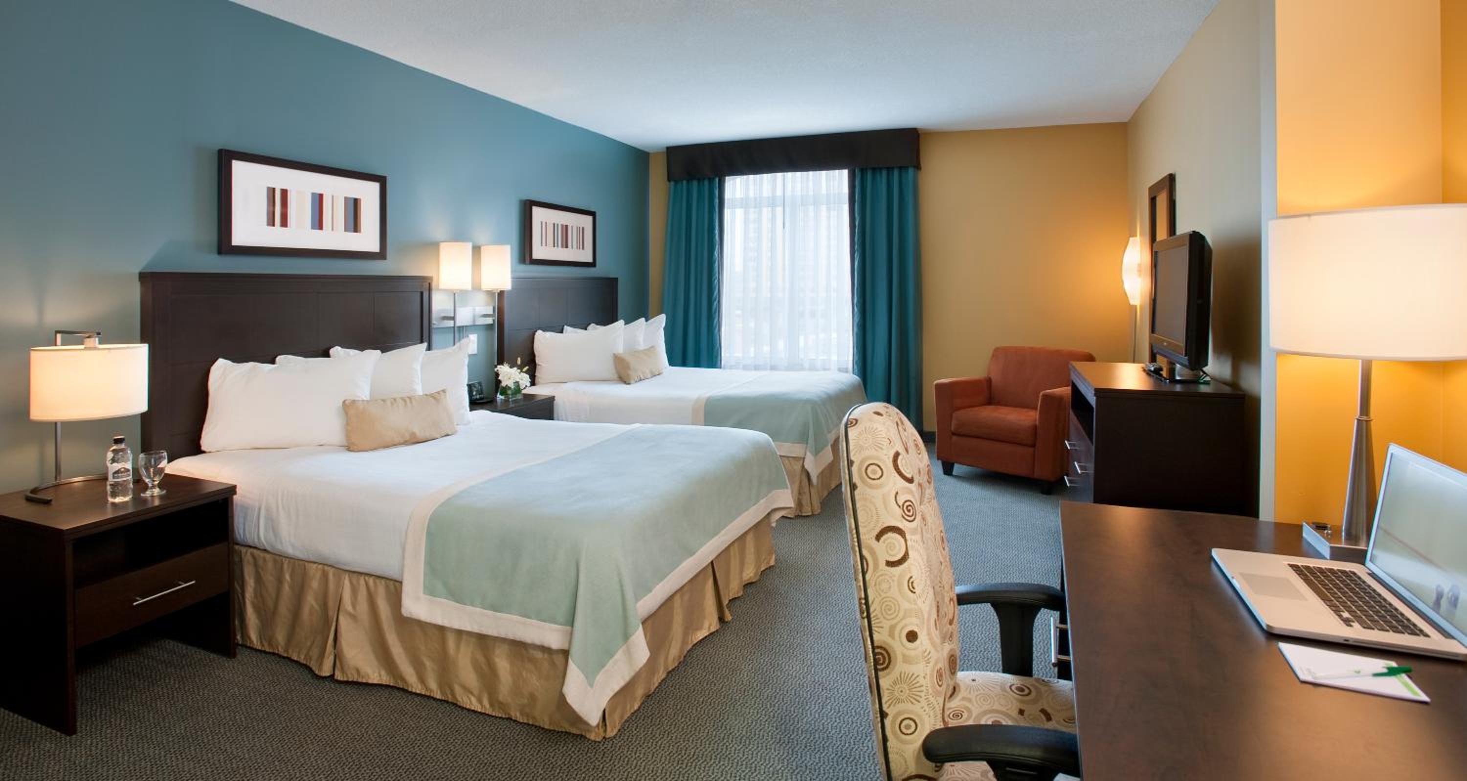 Queen Room with Two Queen Beds - Non-Smoking - Photo 4